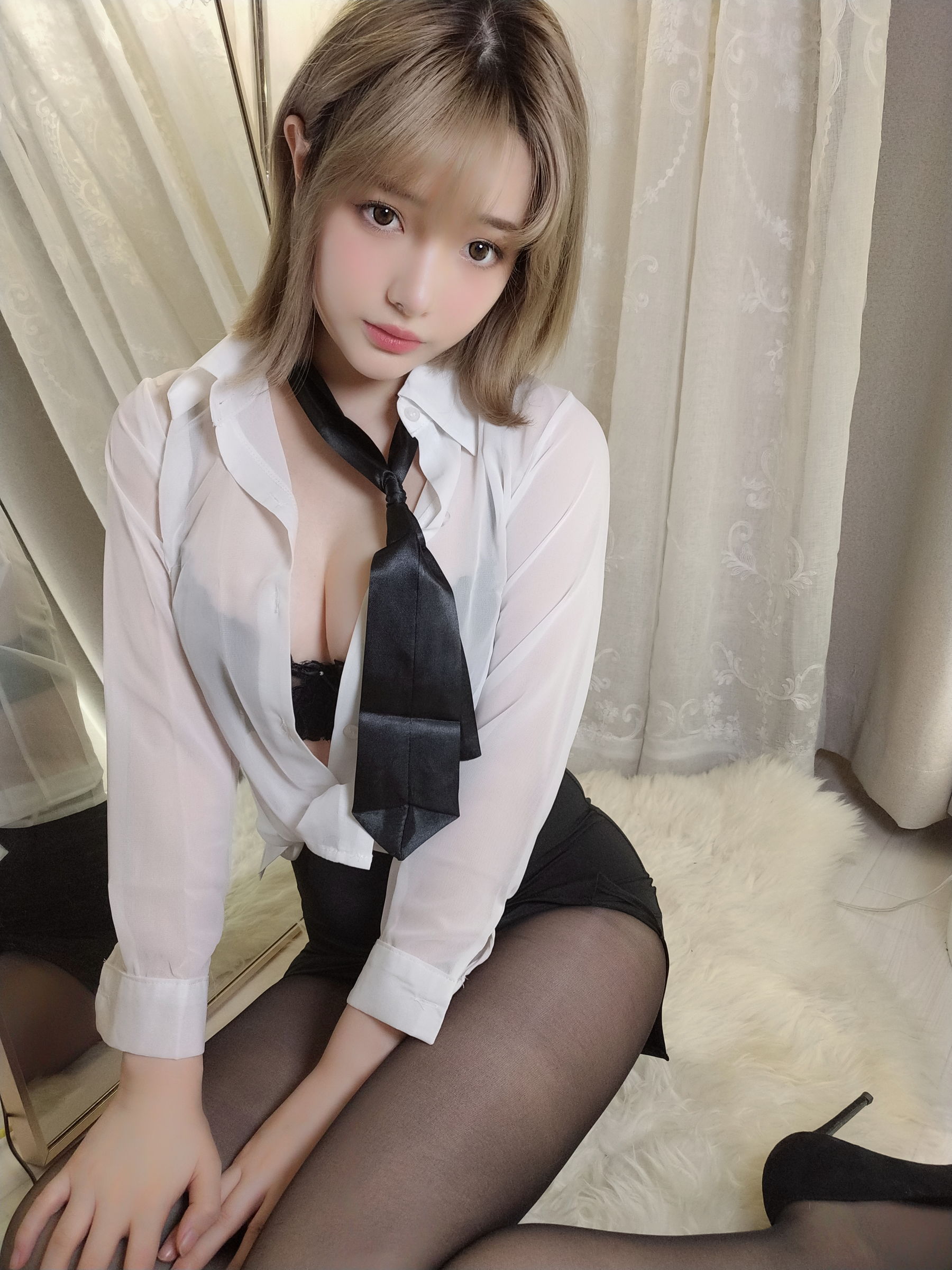 动漫博主雯妹 – 白衬衫 [30P]