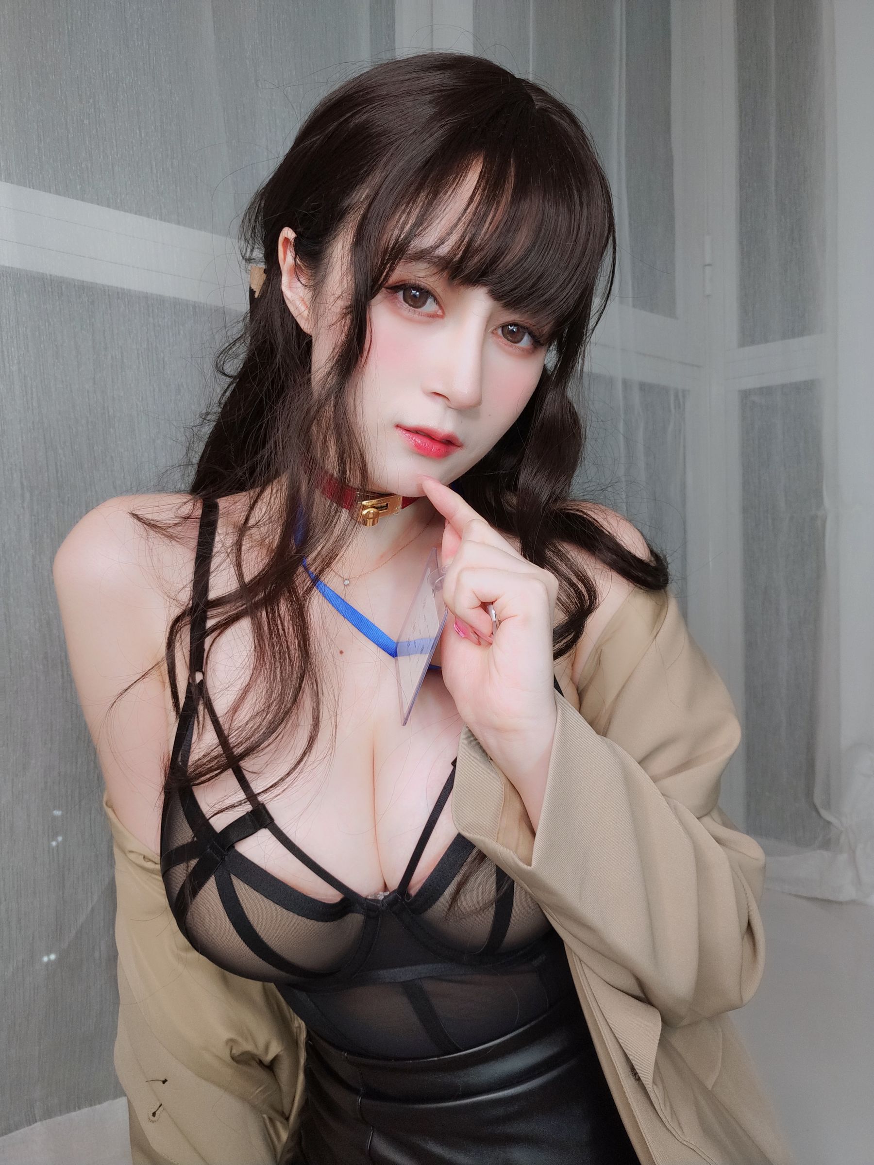 Coser小姐姐白银 – 风衣黑丝OL [23P]