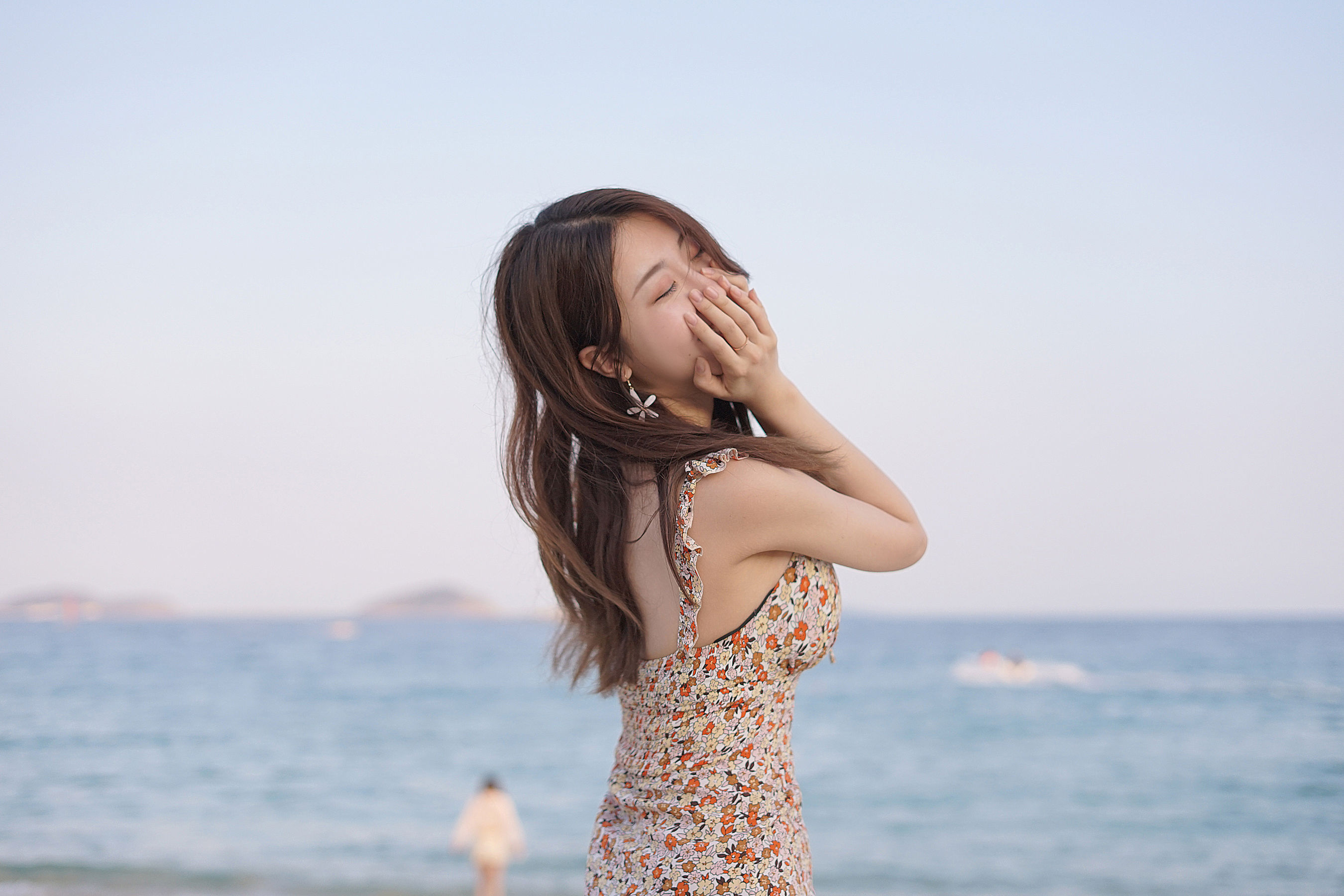 [Cosplay写真] 人气Coser黑川 – 海岛之旅 碎花连衣裙 [19P]