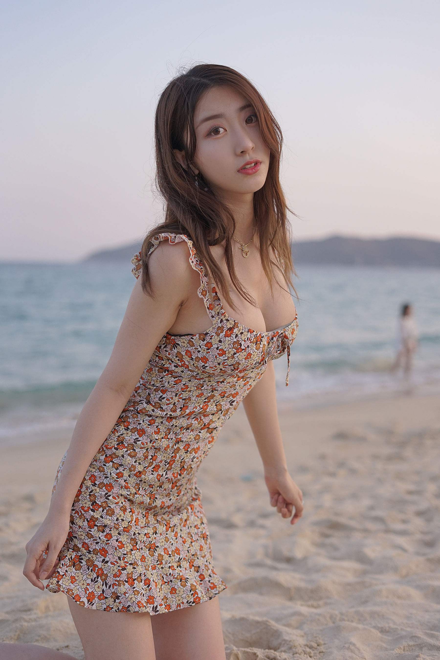 [Cosplay写真] 人气Coser黑川 – 海岛之旅 碎花连衣裙 [19P]