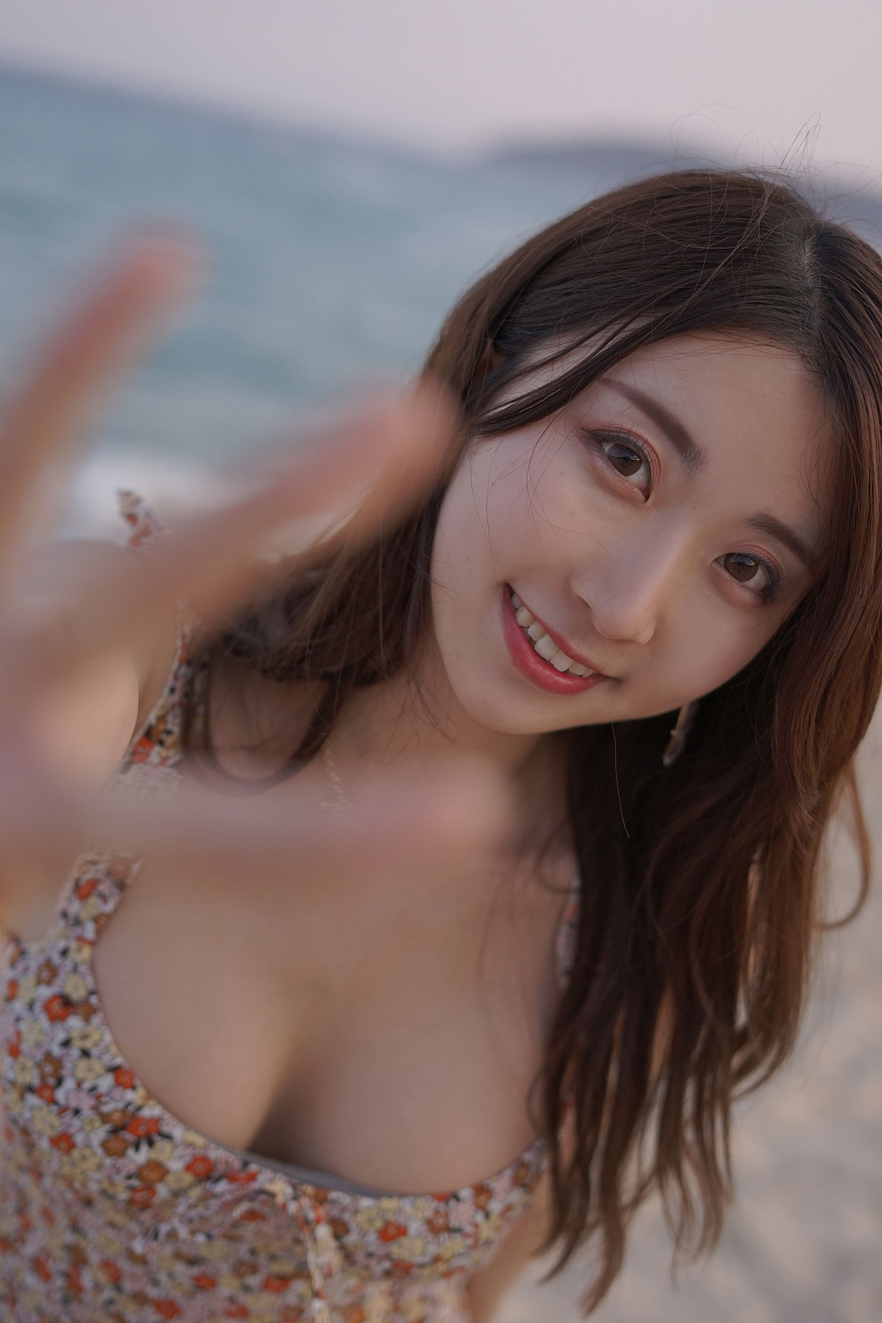 [Cosplay写真] 人气Coser黑川 – 海岛之旅 碎花连衣裙 [19P]