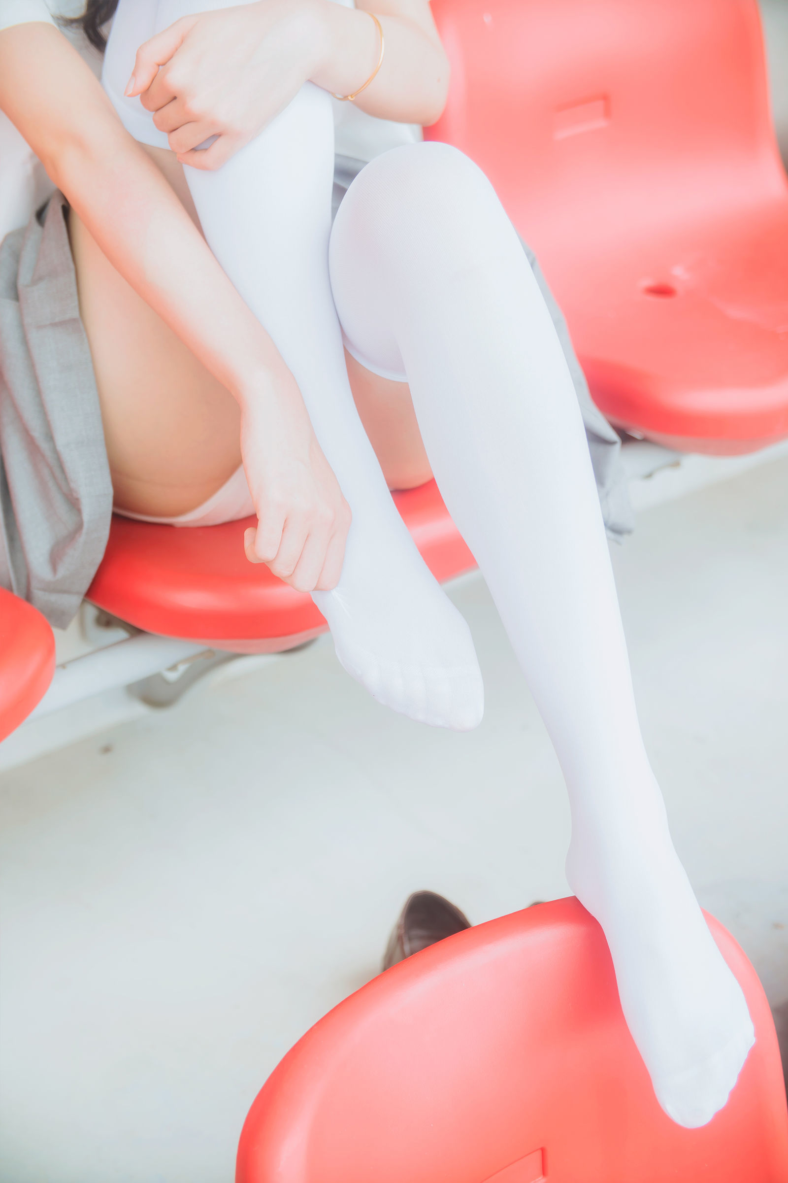 [萝莉COS] 木绵绵OwO – 灰色JK制服 [38P]