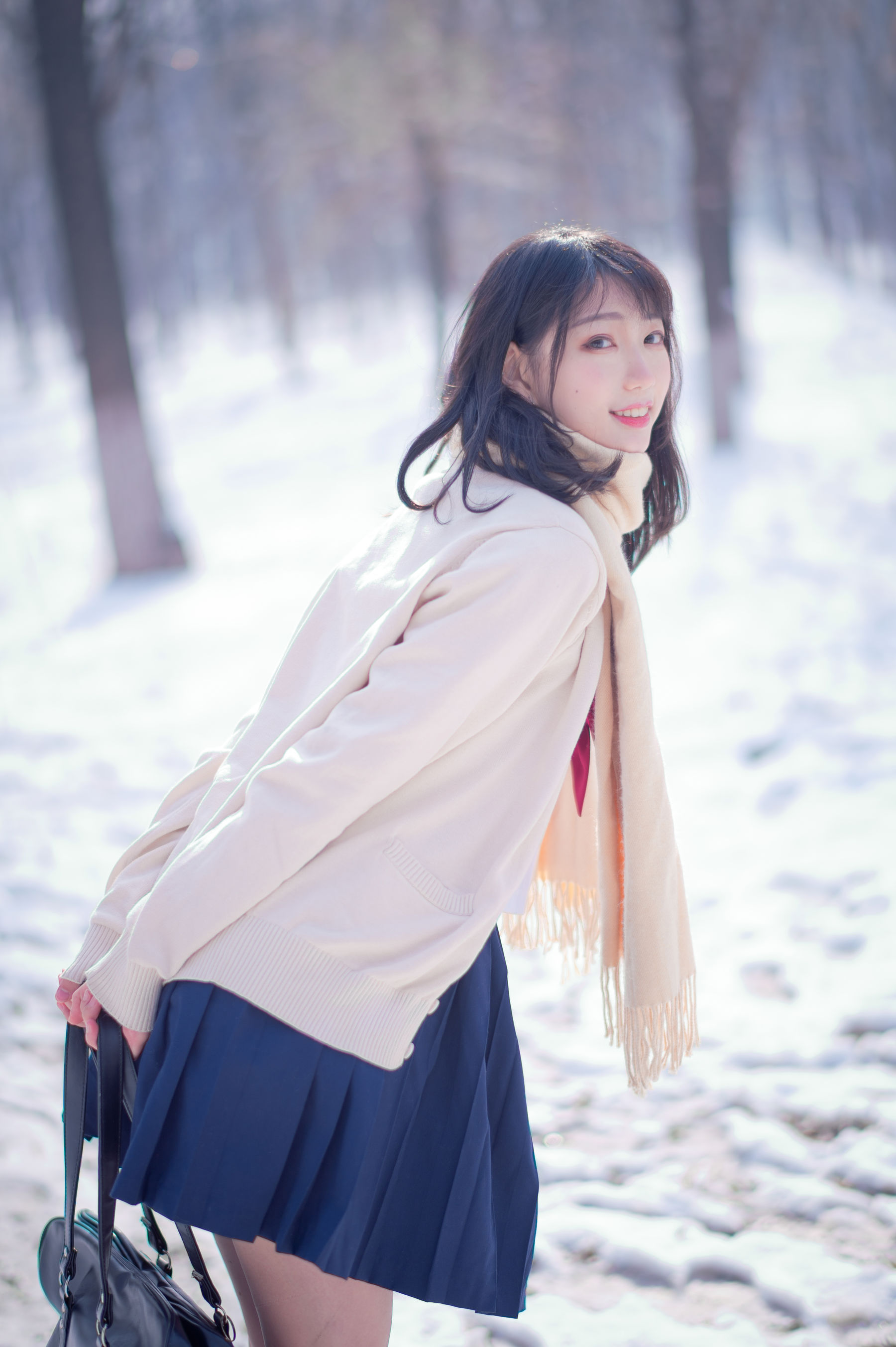 周叽是可爱兔兔 – 雪景JK [15P]