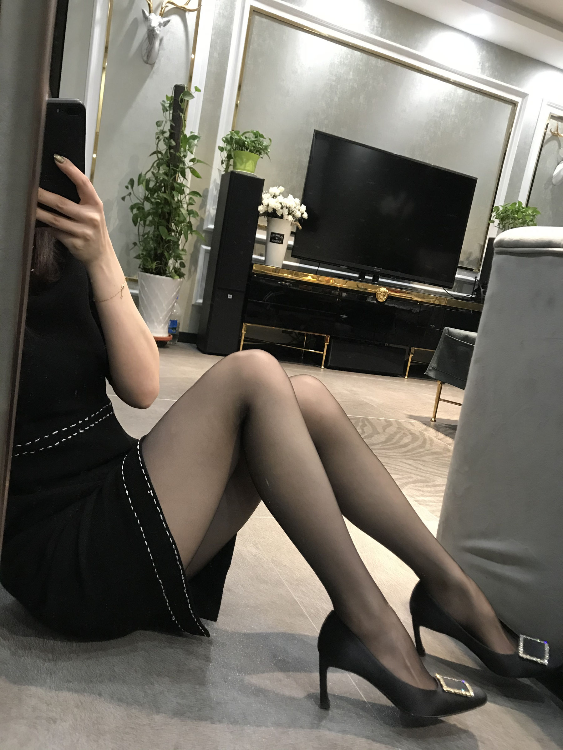 丝足博主麋鹿_Monroe 2020.04.06 难掩性感 [19P]