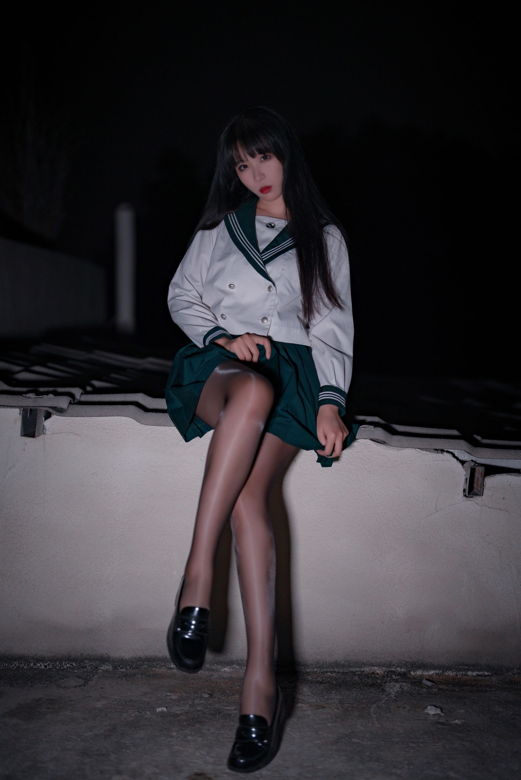 轩萧学姐 – 屋顶JK [11P]