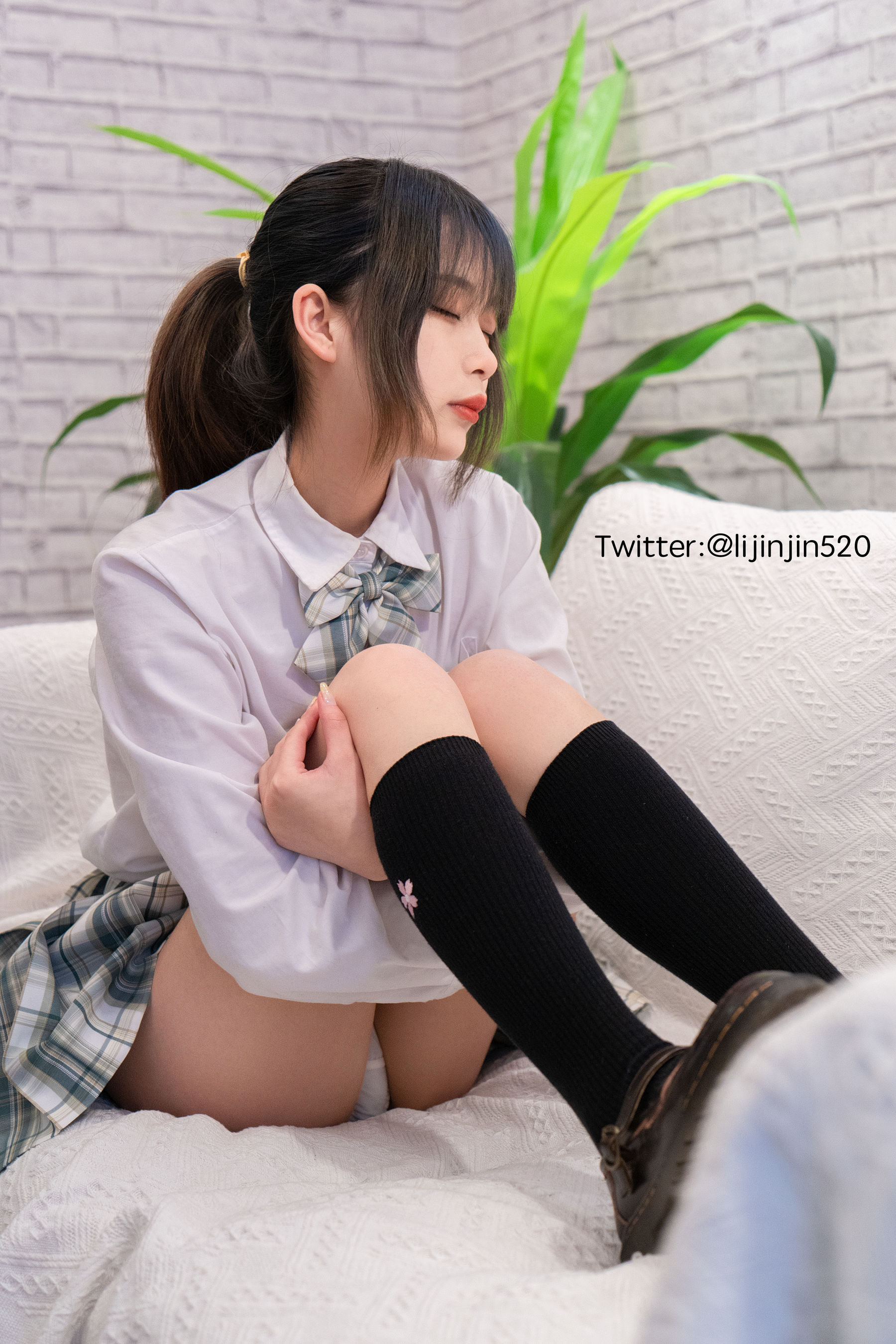 梨瑾瑾 – 室内JK [25P]