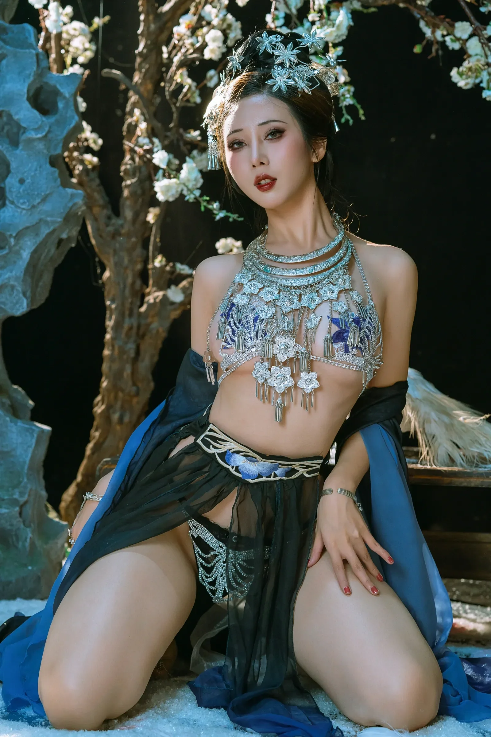 云溪溪&轩萧学姐 – 苗疆少女 [24P]