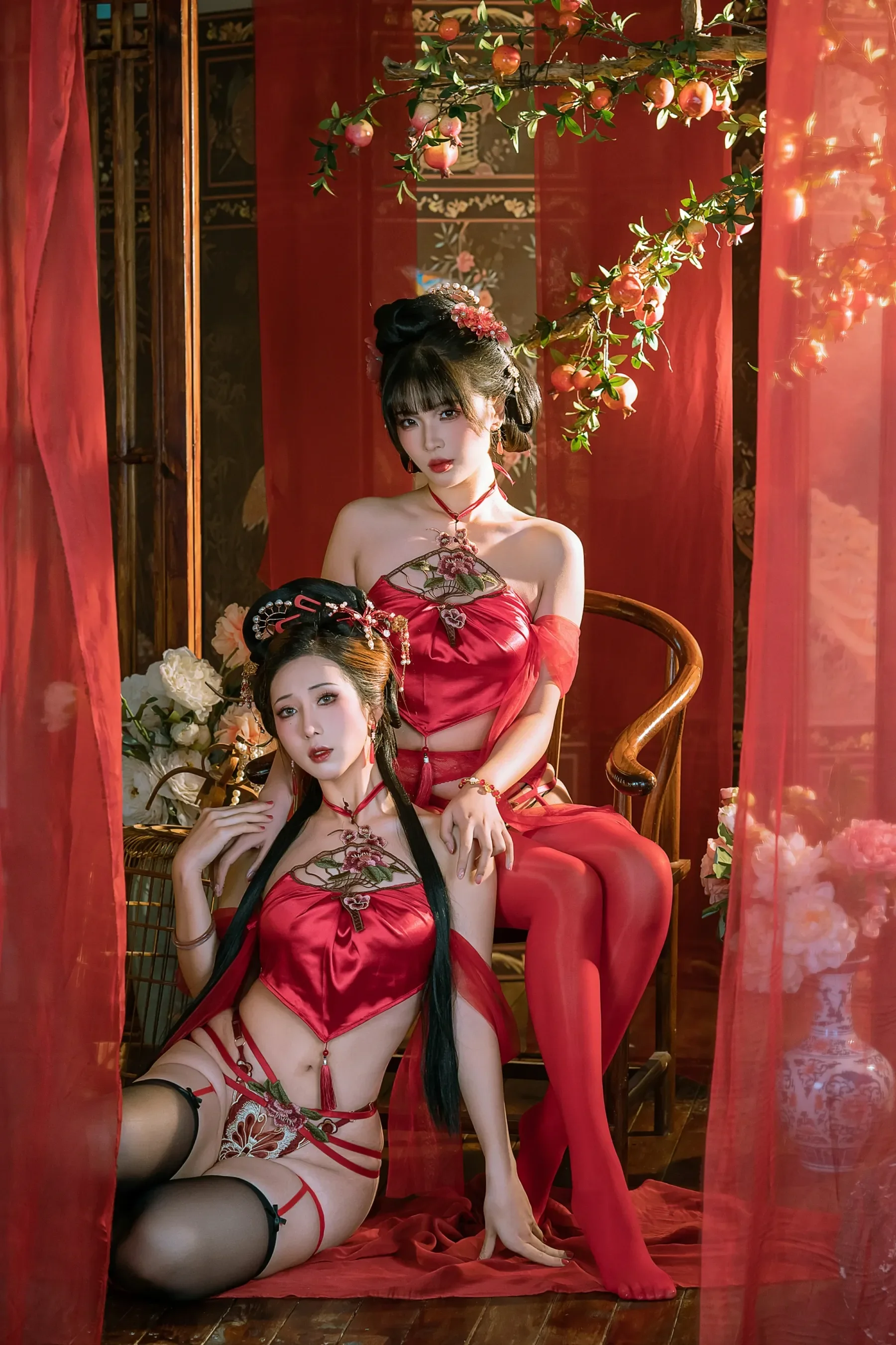 云溪溪&轩萧学姐 – 情趣肚兜 [23P]
