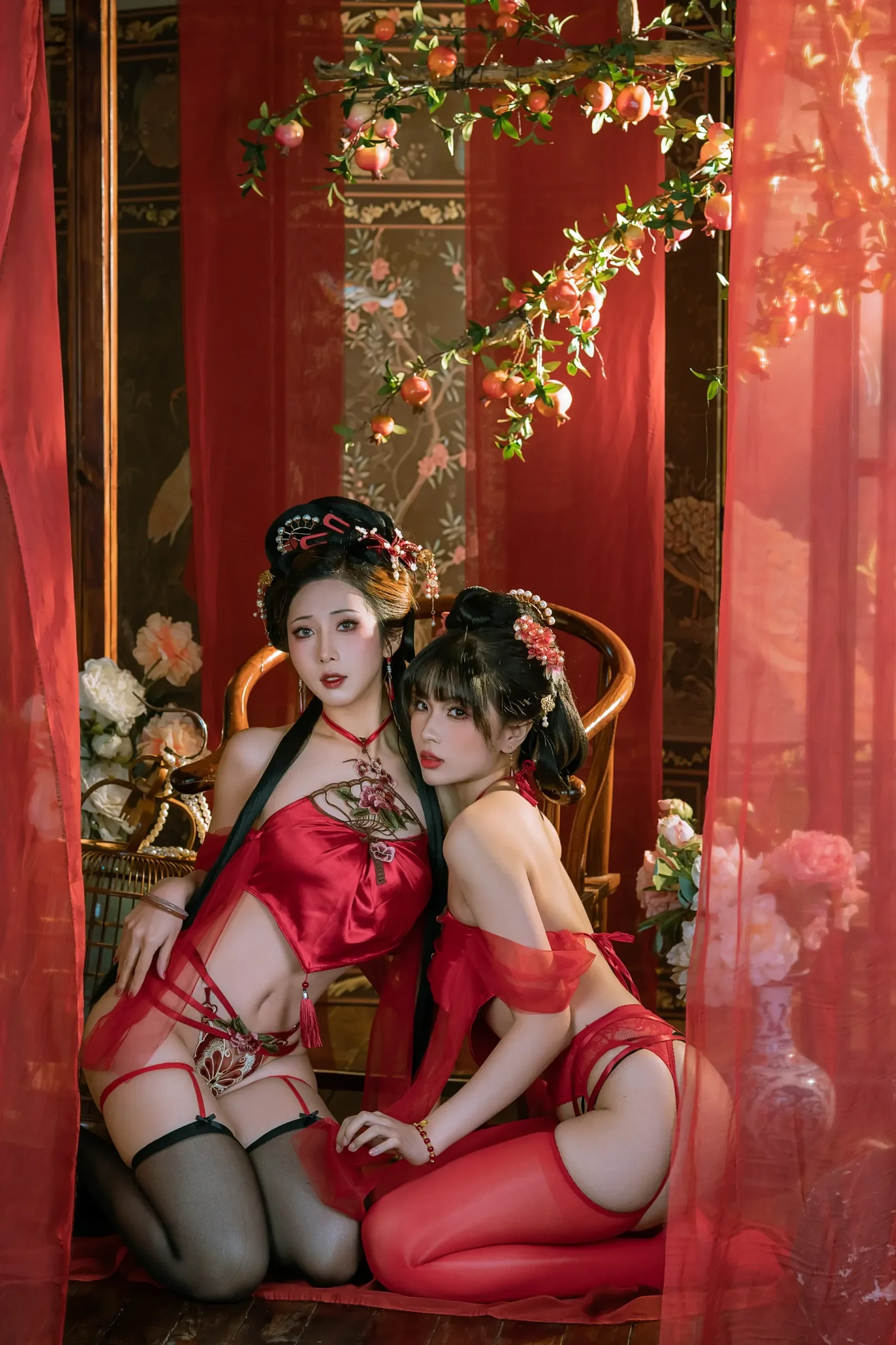 云溪溪&轩萧学姐 – 情趣肚兜 [23P]