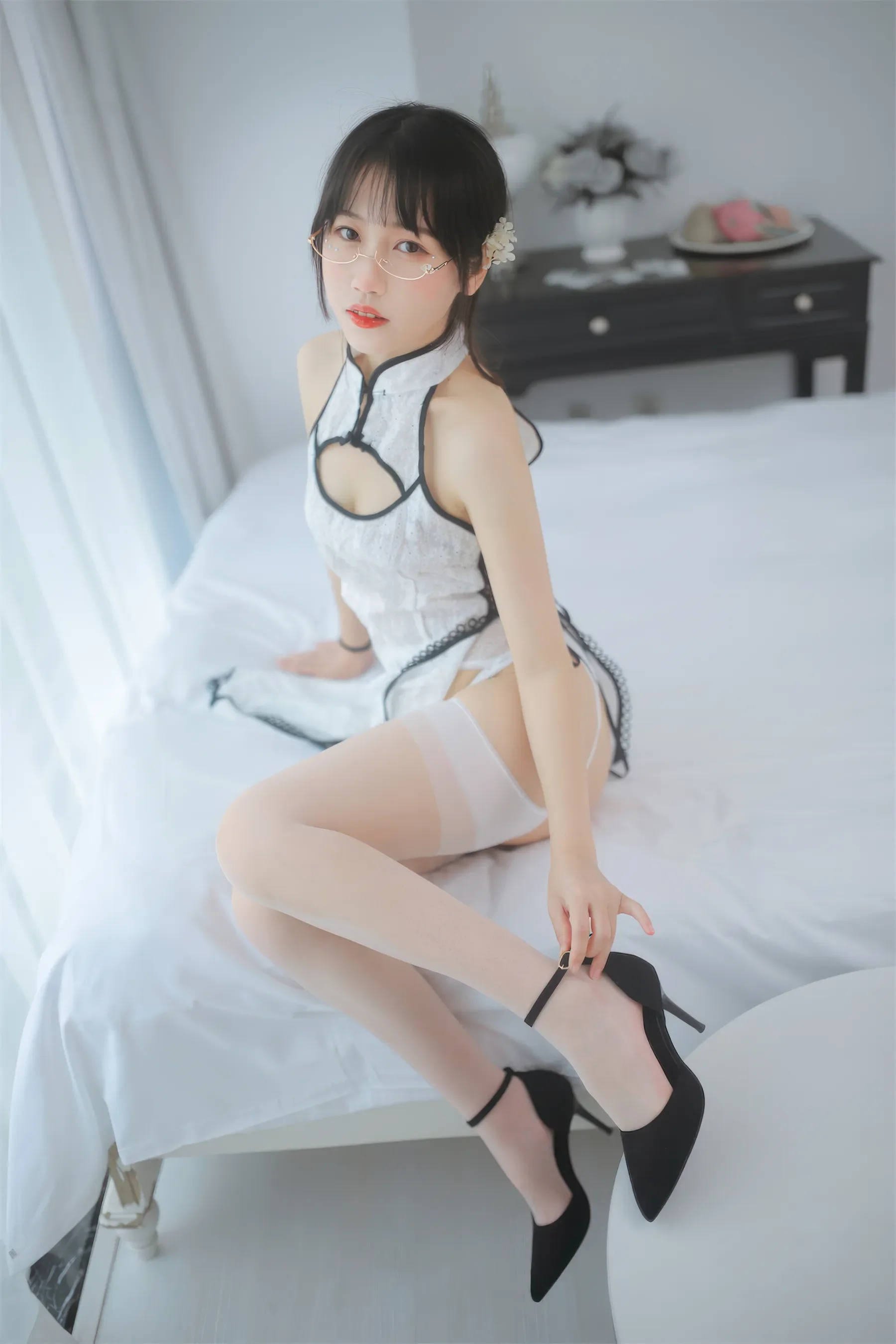 不呆猫 – 人妻白旗袍 [55P]