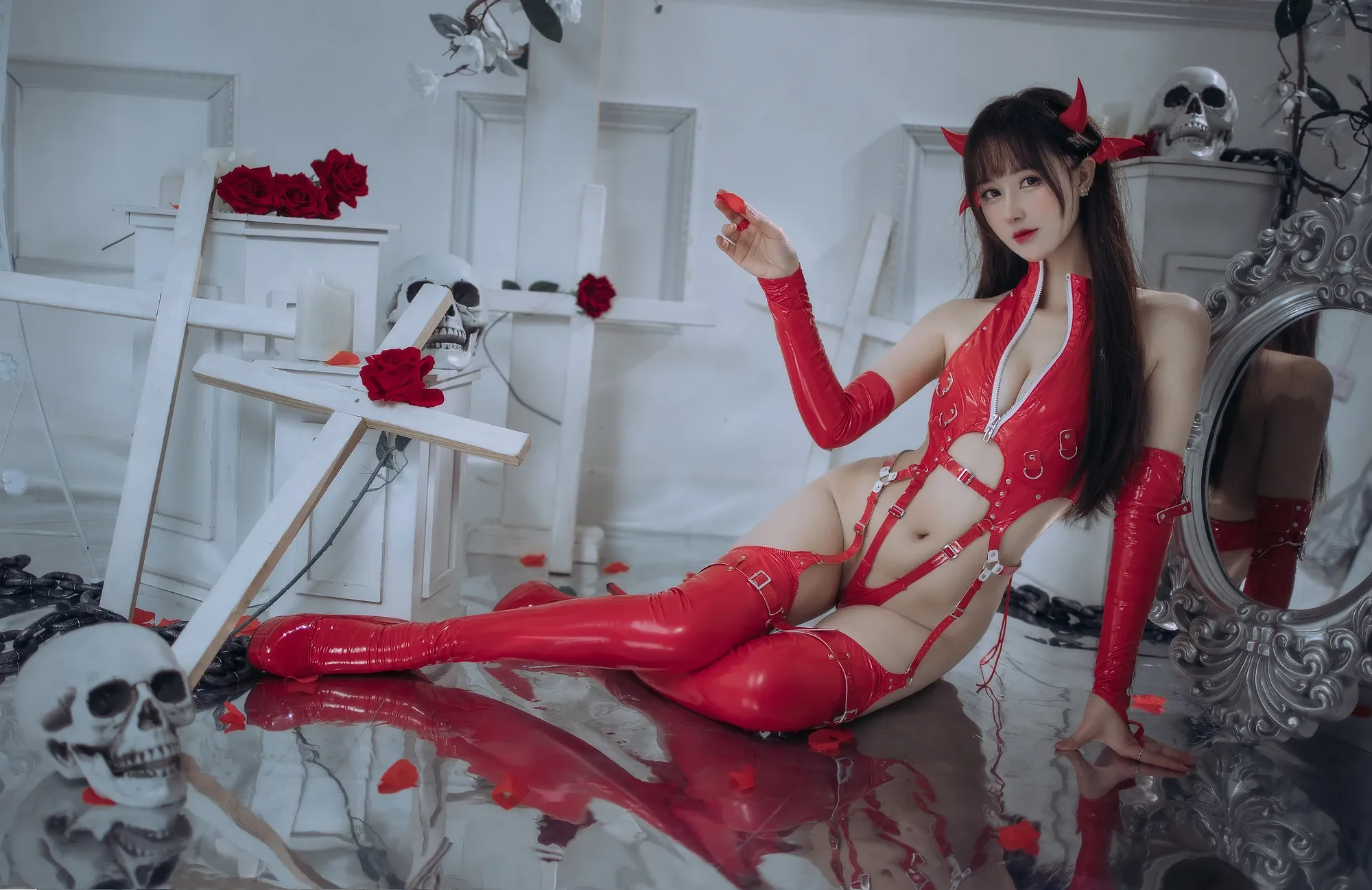 羽生三未 – 红色胶衣小恶魔 [65P]