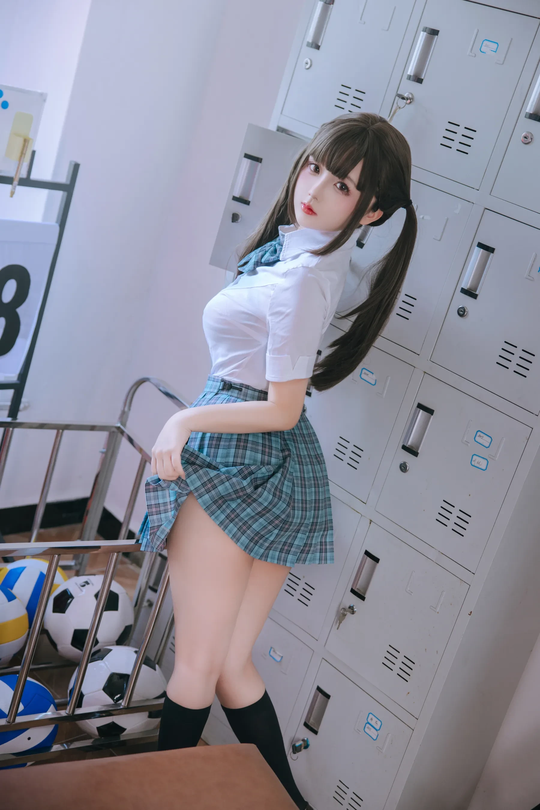 日奈娇 – 更衣室 [100P]