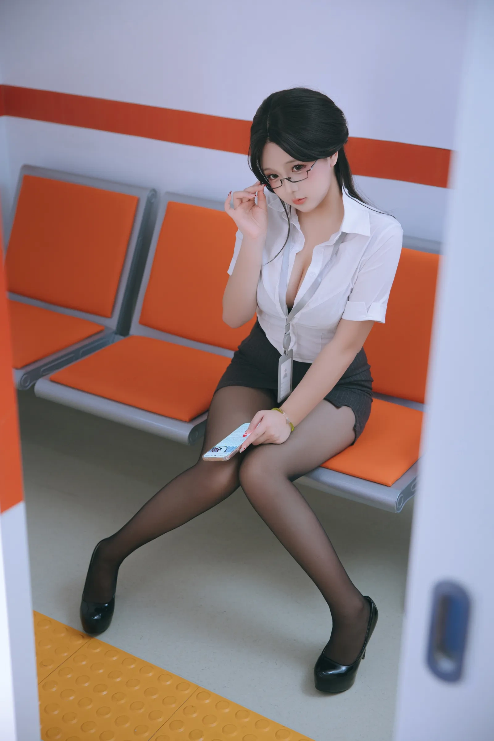 日奈娇 – 地铁OL [98P]
