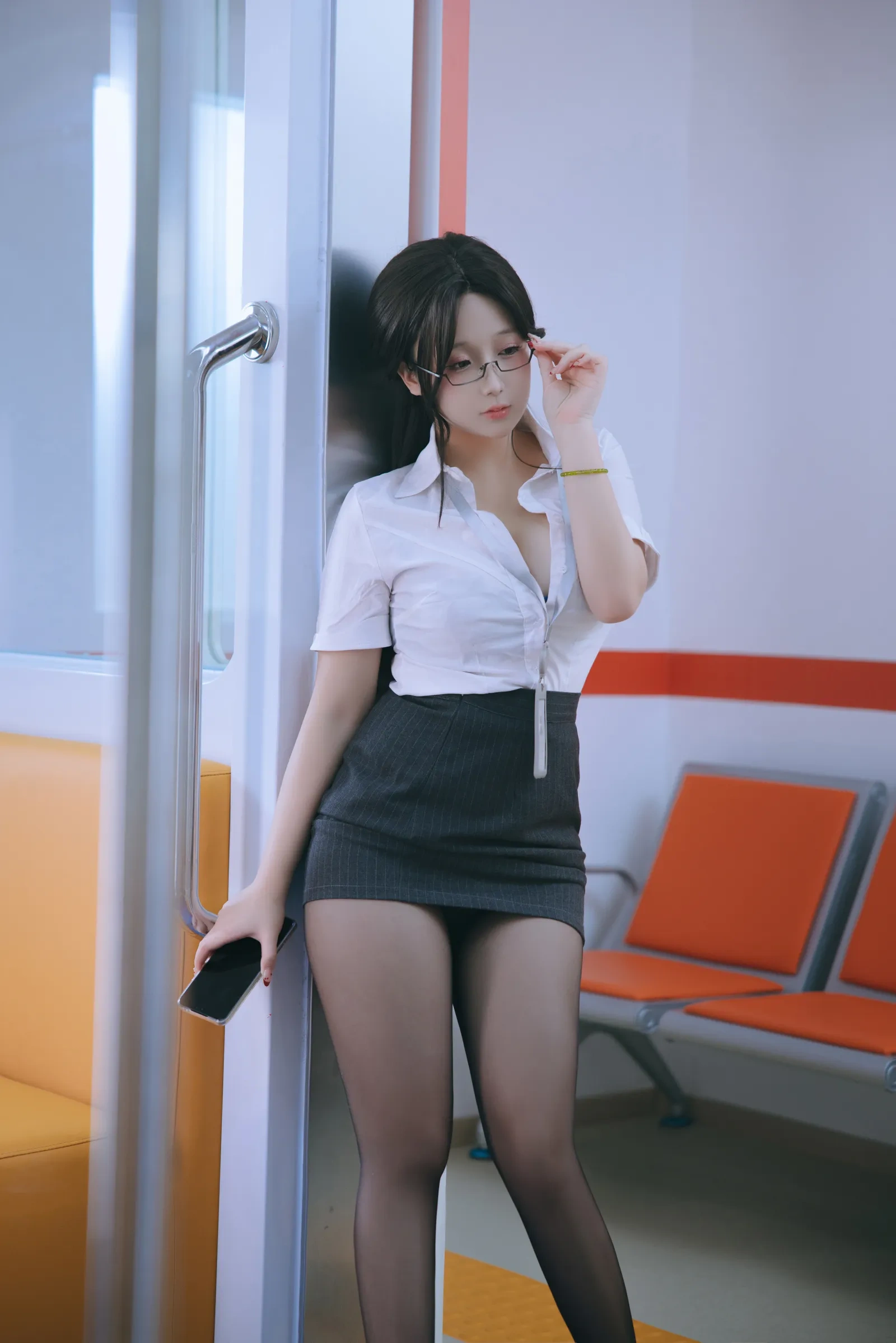 日奈娇 – 地铁OL [98P]