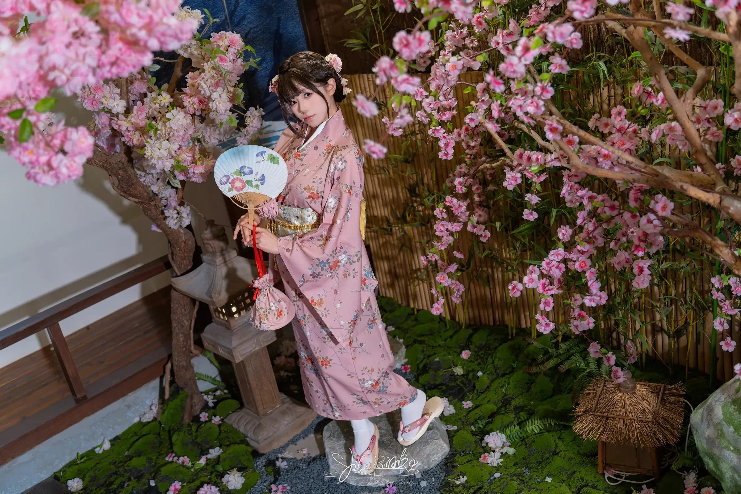 咬一口兔娘 -『温泉の女将』燕无歇 [77P]