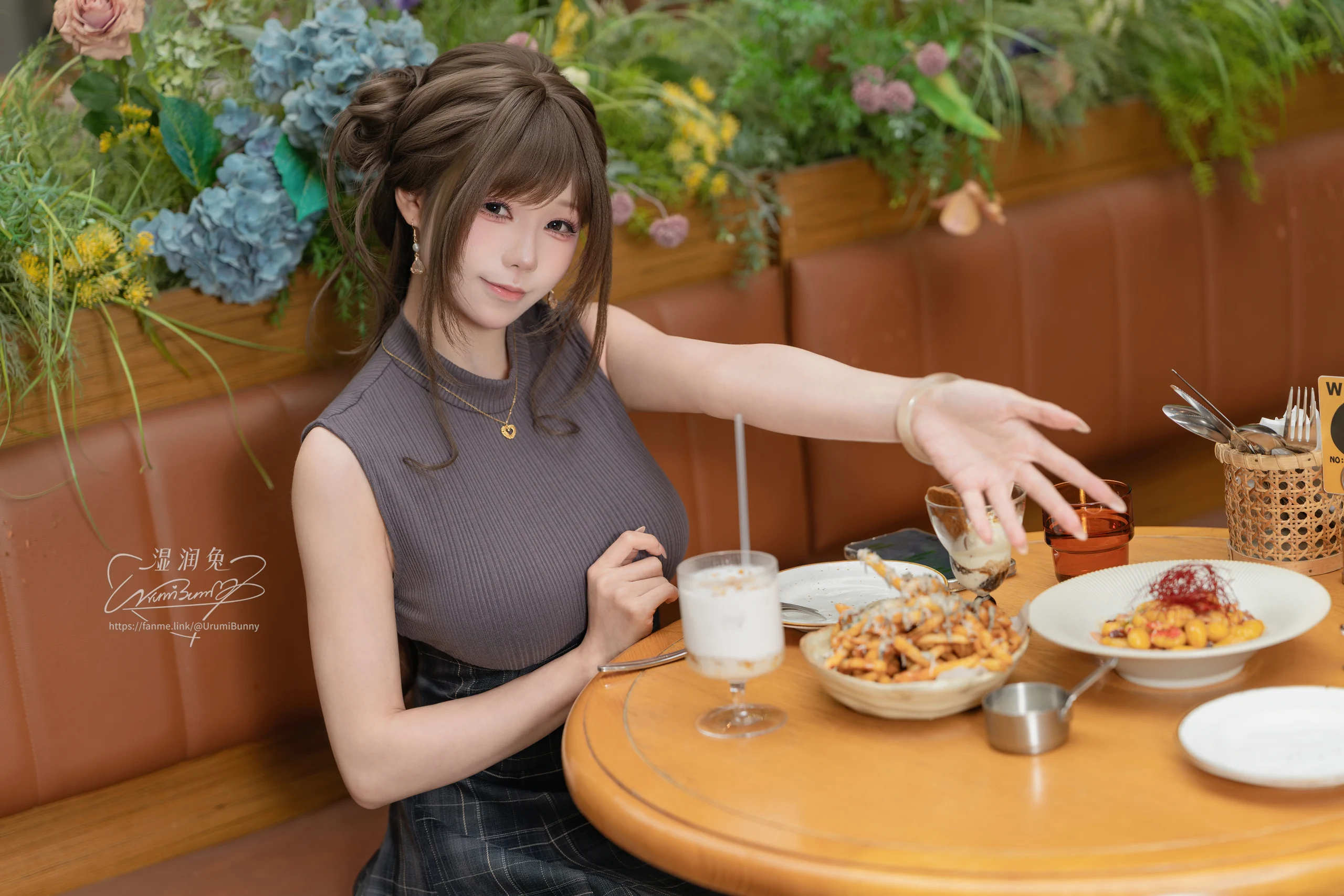 咬一口兔娘(黏黏团子兔) – 5月作品 网友的一日约会 [113P]