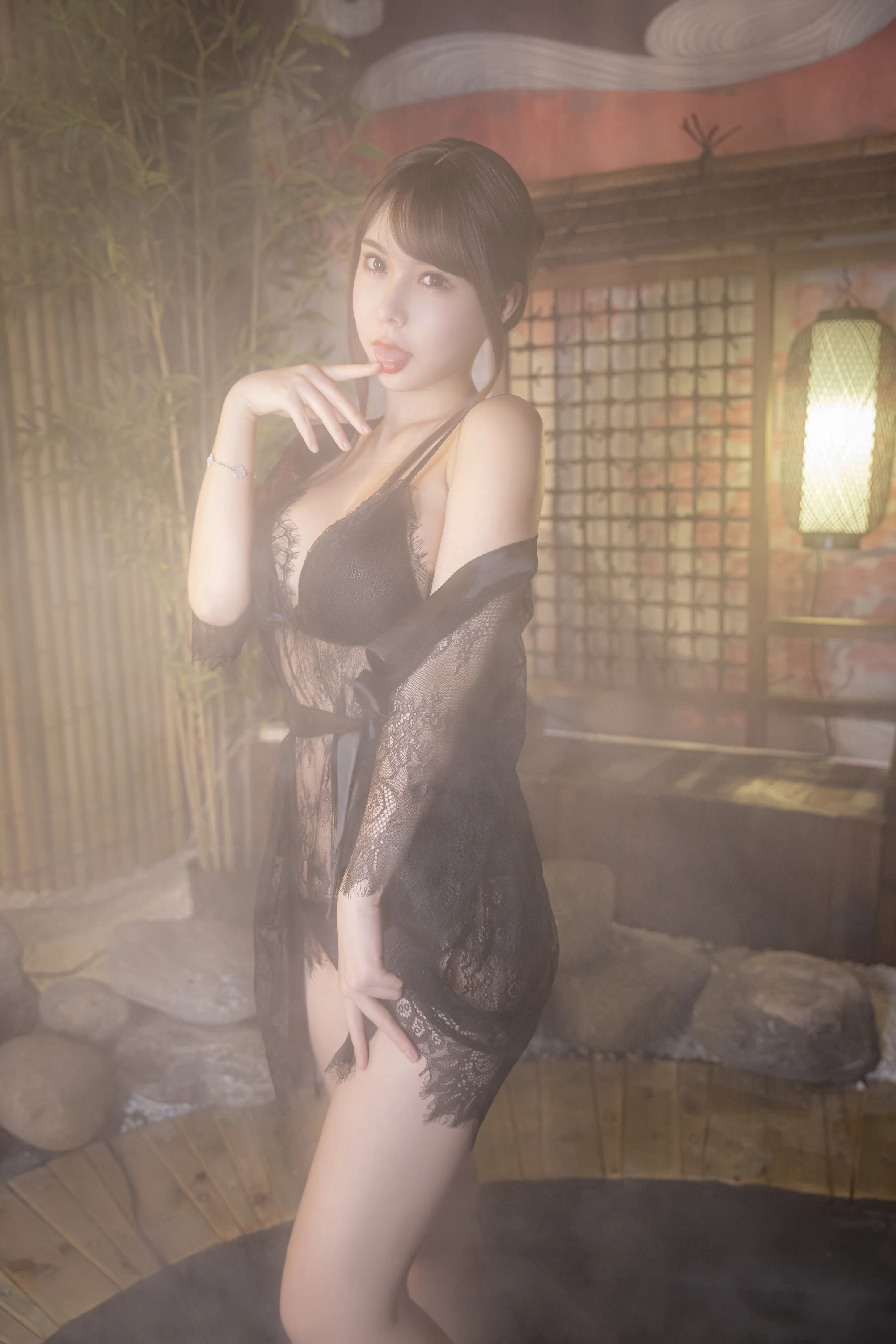 亚马逊鲶鱼 – 温泉黑色蕾丝 [33P]