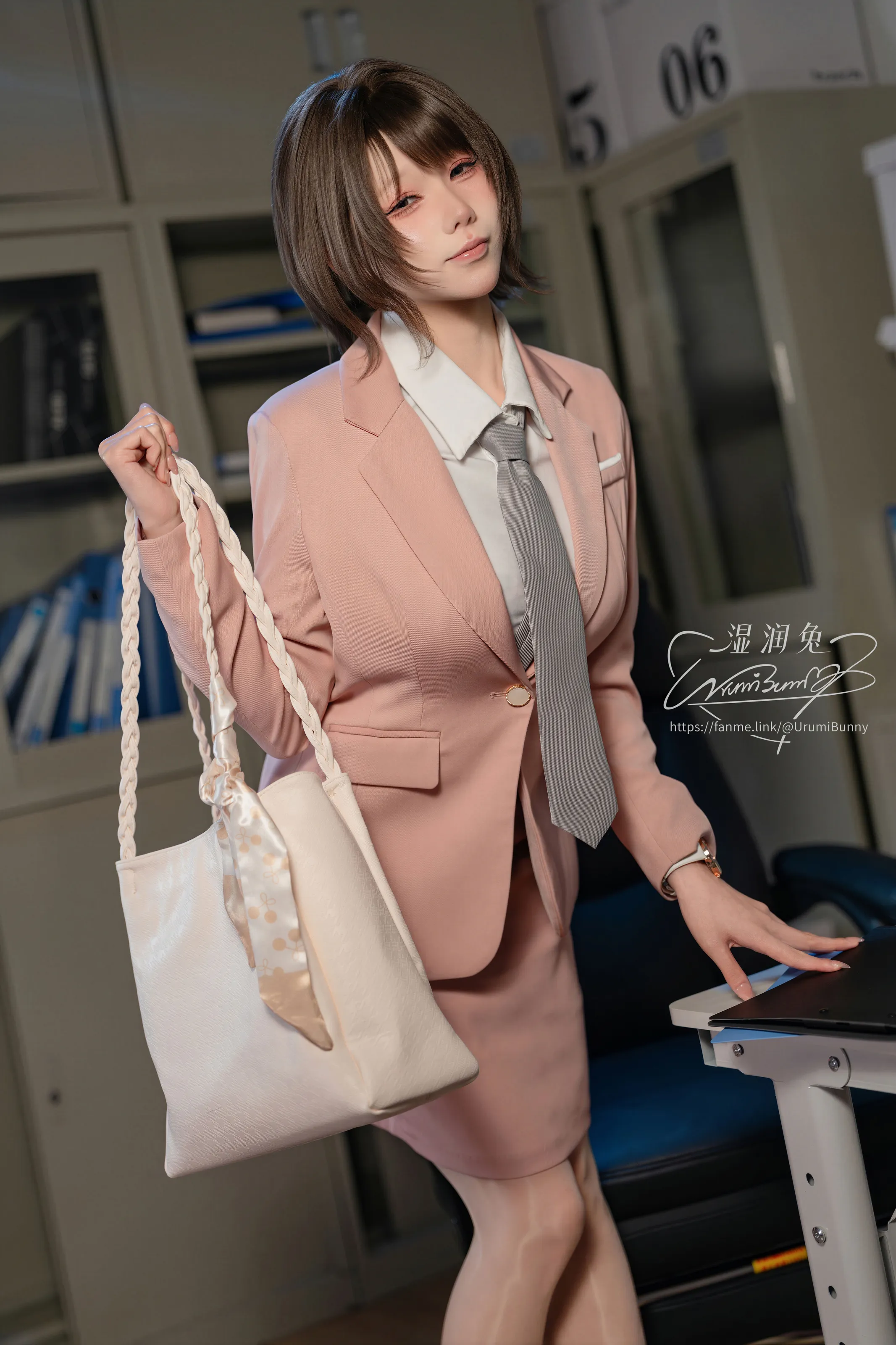 咬一口兔娘(黏黏团子兔) – 2026年08月作品 职场新人无惨 上篇 [118P]