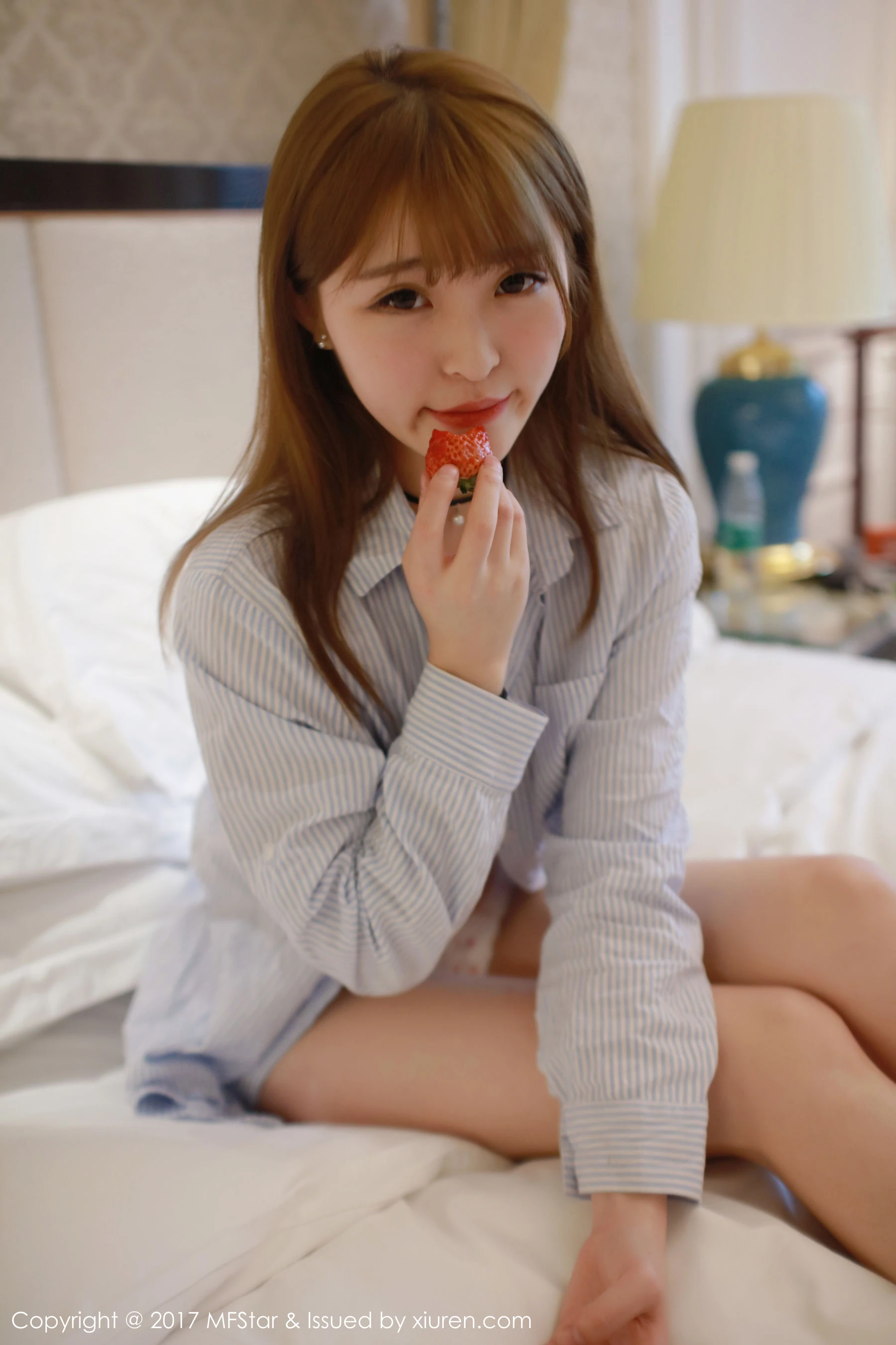 伊小七MoMo《草莓内裤+衬衫系列》 模范学院 Vol.096