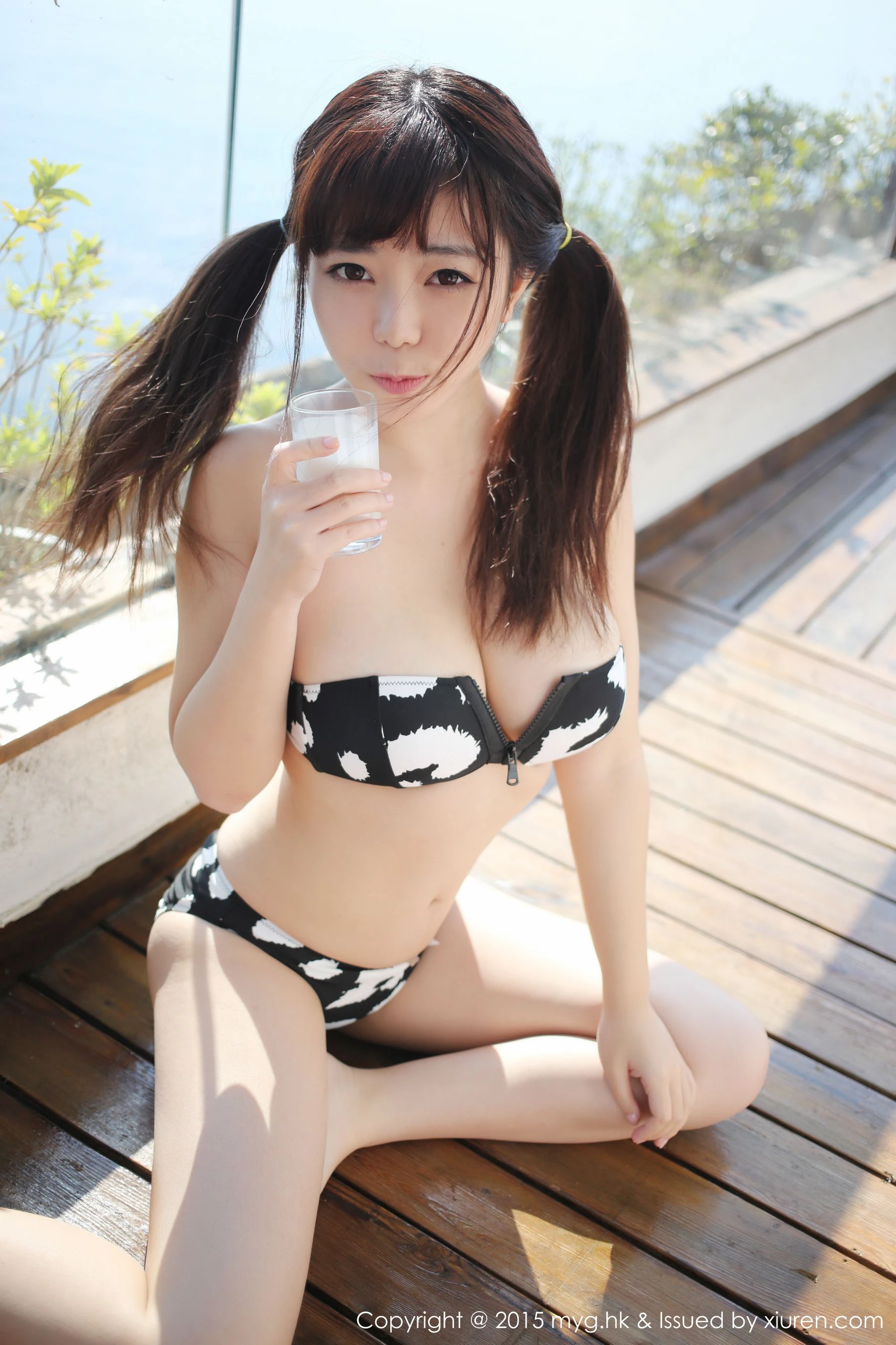 大奶飞@刘飞儿Faye《户外牛奶篇+室内性感皮裤篇！》 美媛馆 Vol.109