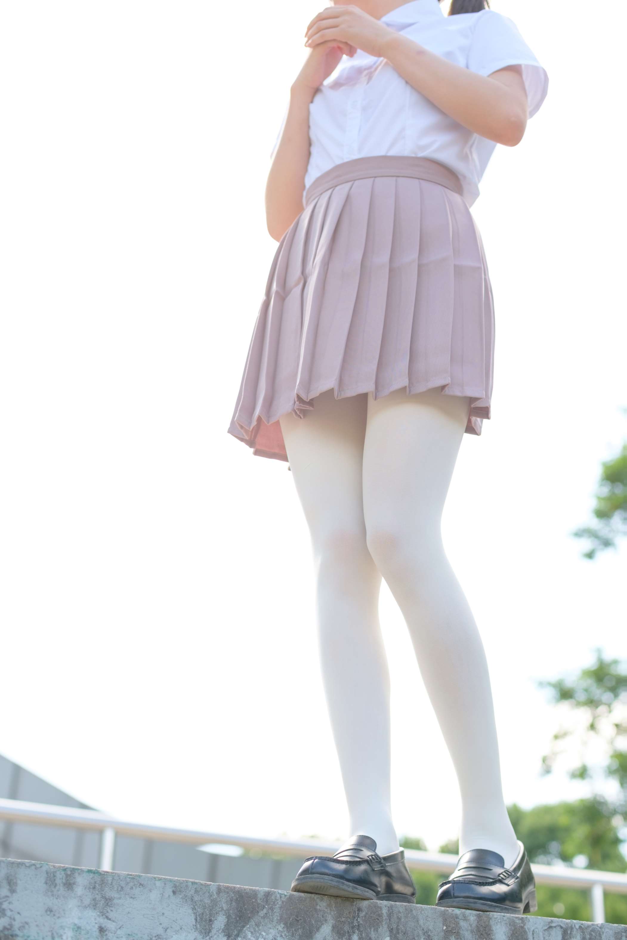 R15-030 操场上的白丝 [67P-416MB]