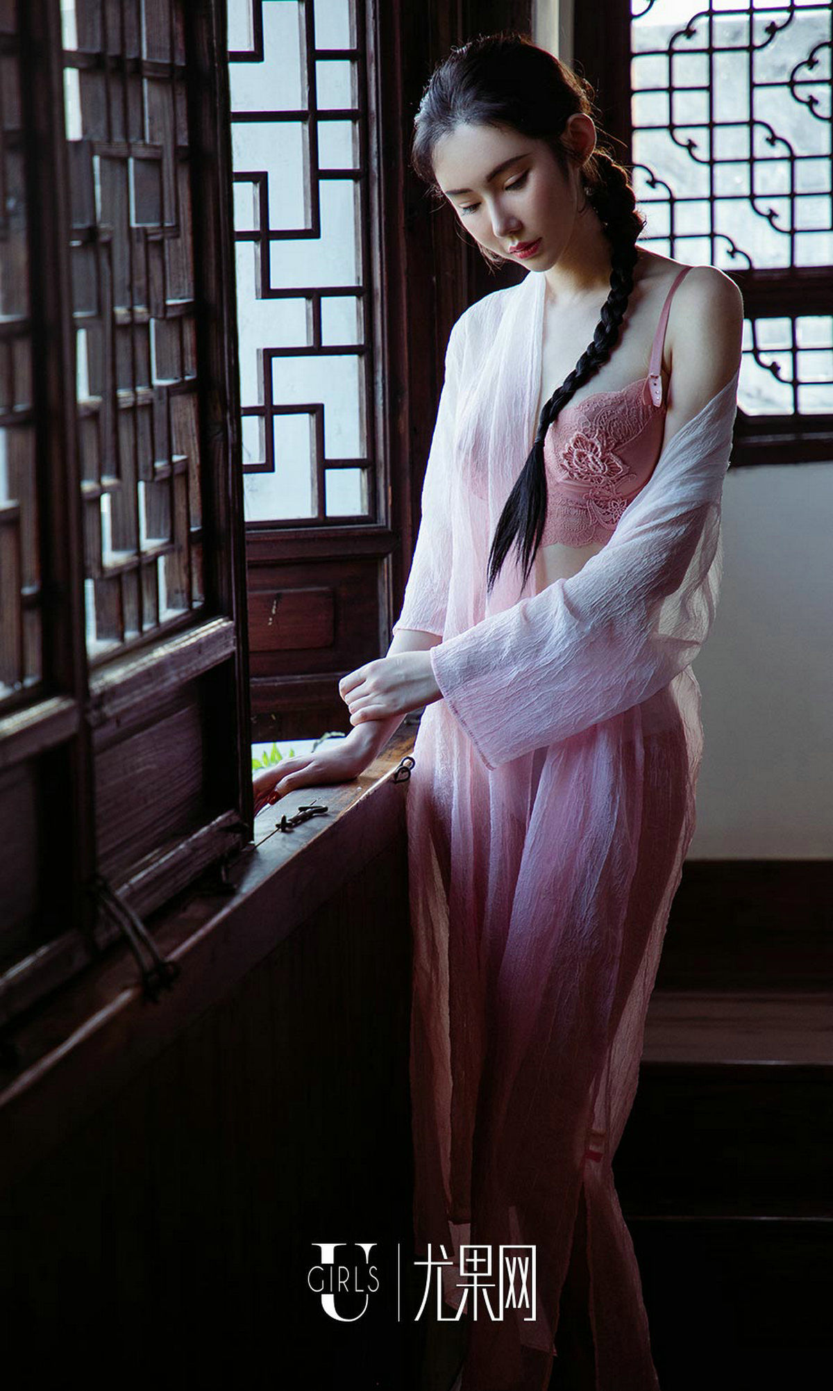 UGirls 爱尤物 No.1250 萌琪琪 庭院深处 [35P]