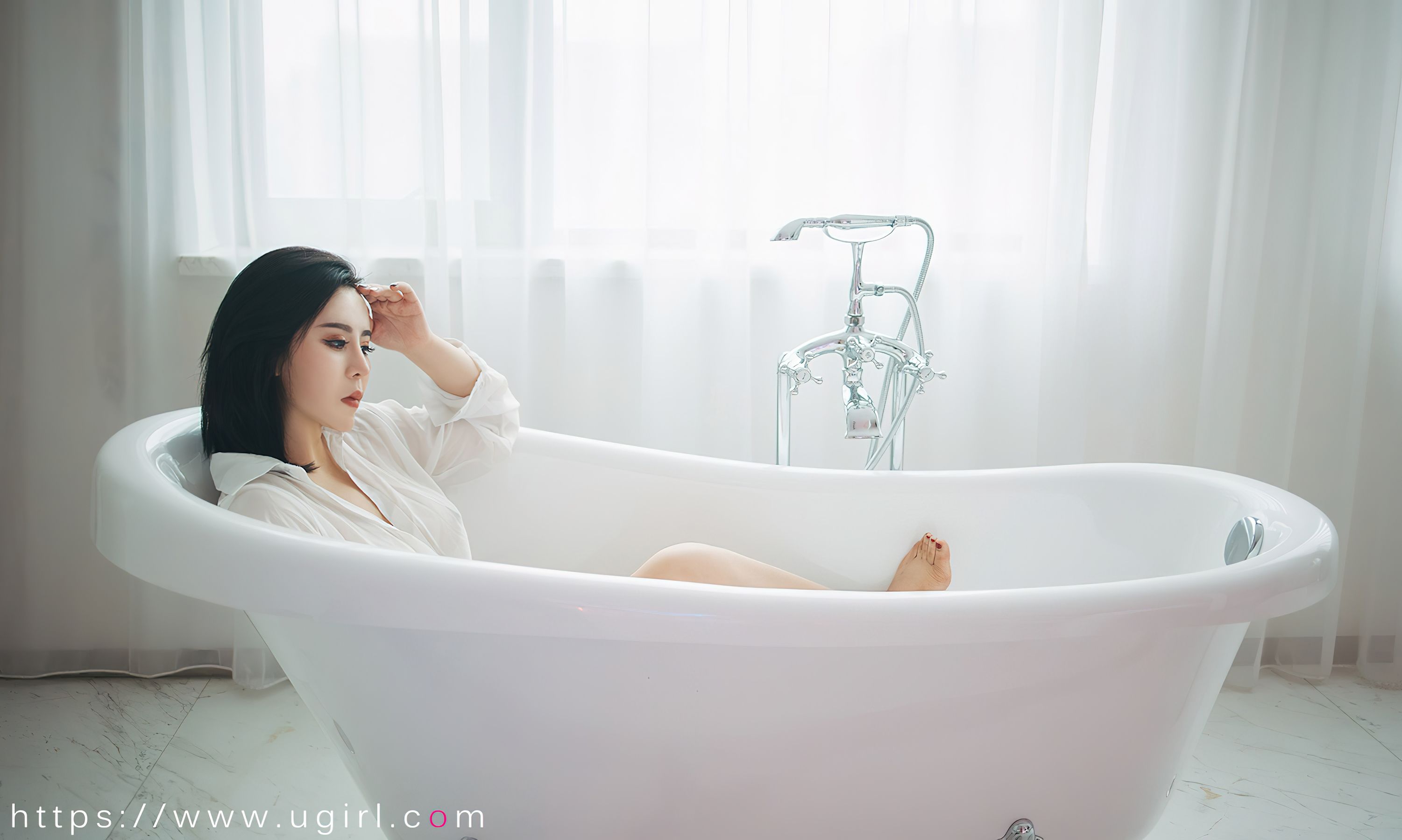 UGirls 爱尤物 No.2499 霓虹甜心 伊诺 [34P]