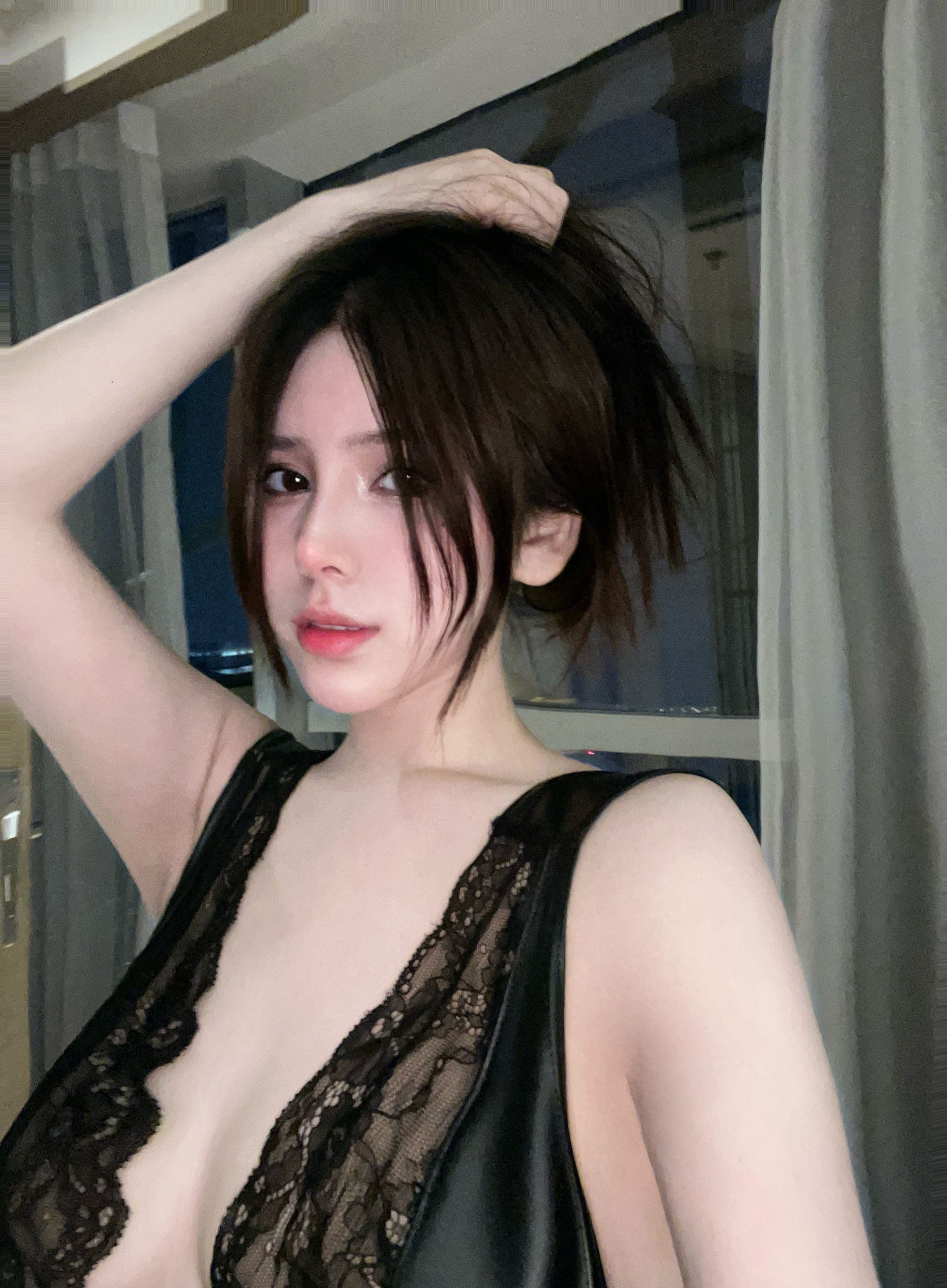 奔跑的晶骡儿 – 皮衣蕾丝 [12P]