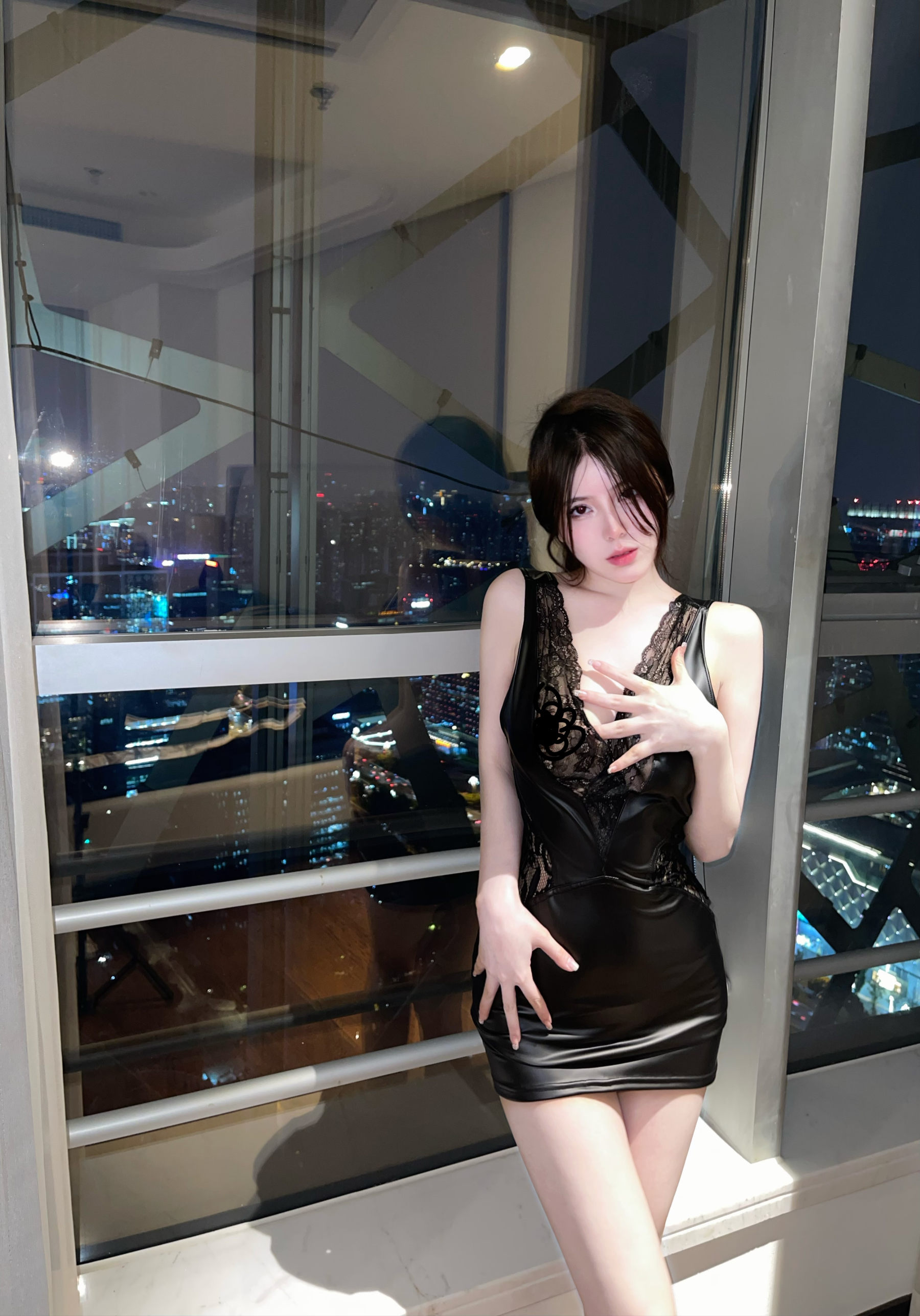 奔跑的晶骡儿 – 皮衣蕾丝 [12P]