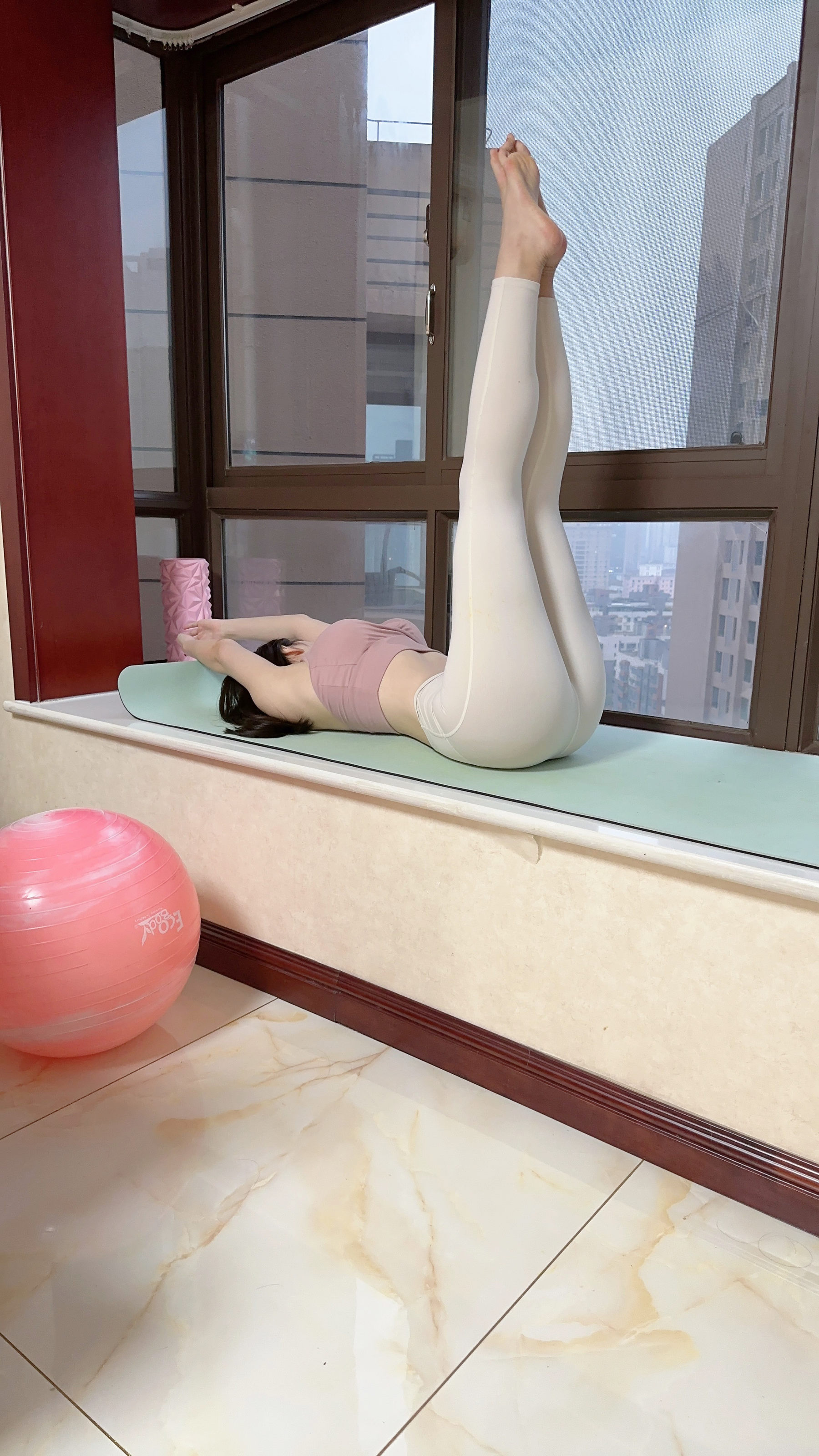 奶宝妹纸 – 美少妇瑜伽 [53P]
