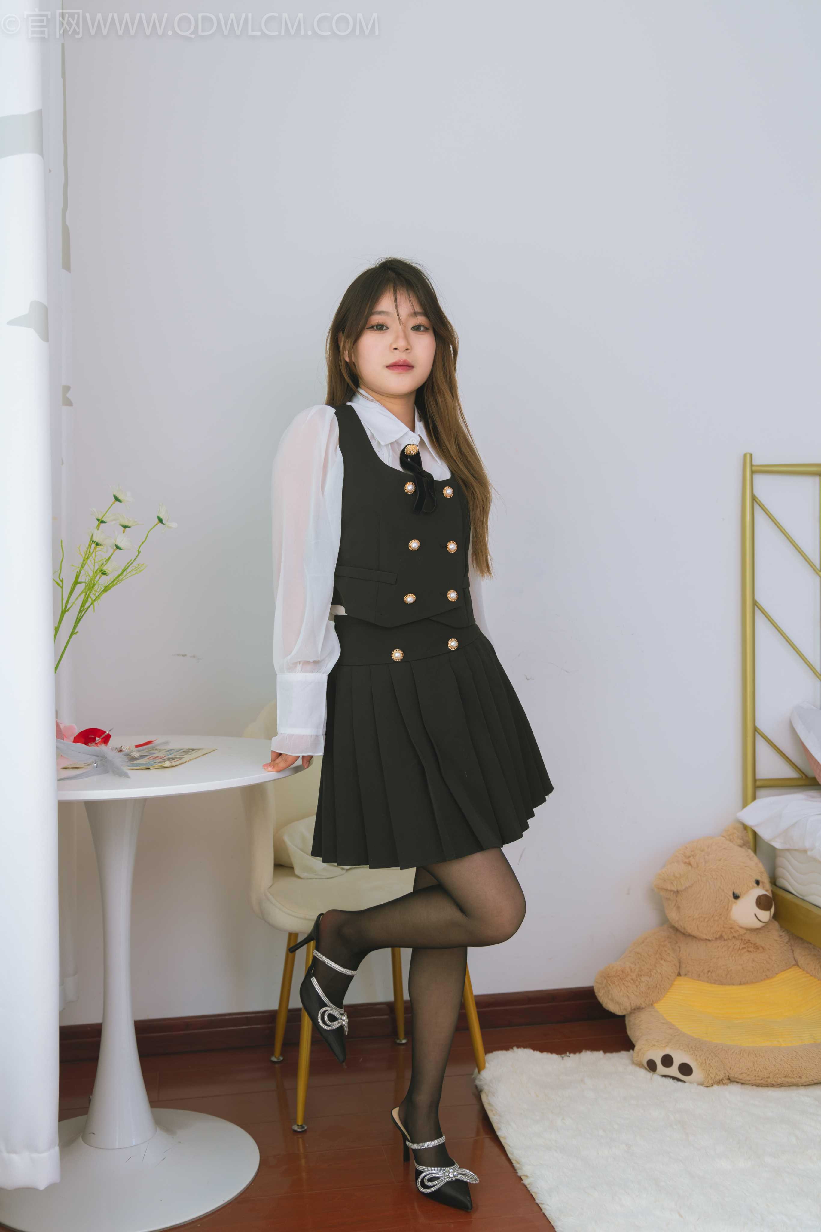 物恋传媒 NO.1517 闪闪-H白中闪耀 [150P+1V／3.88GB]
