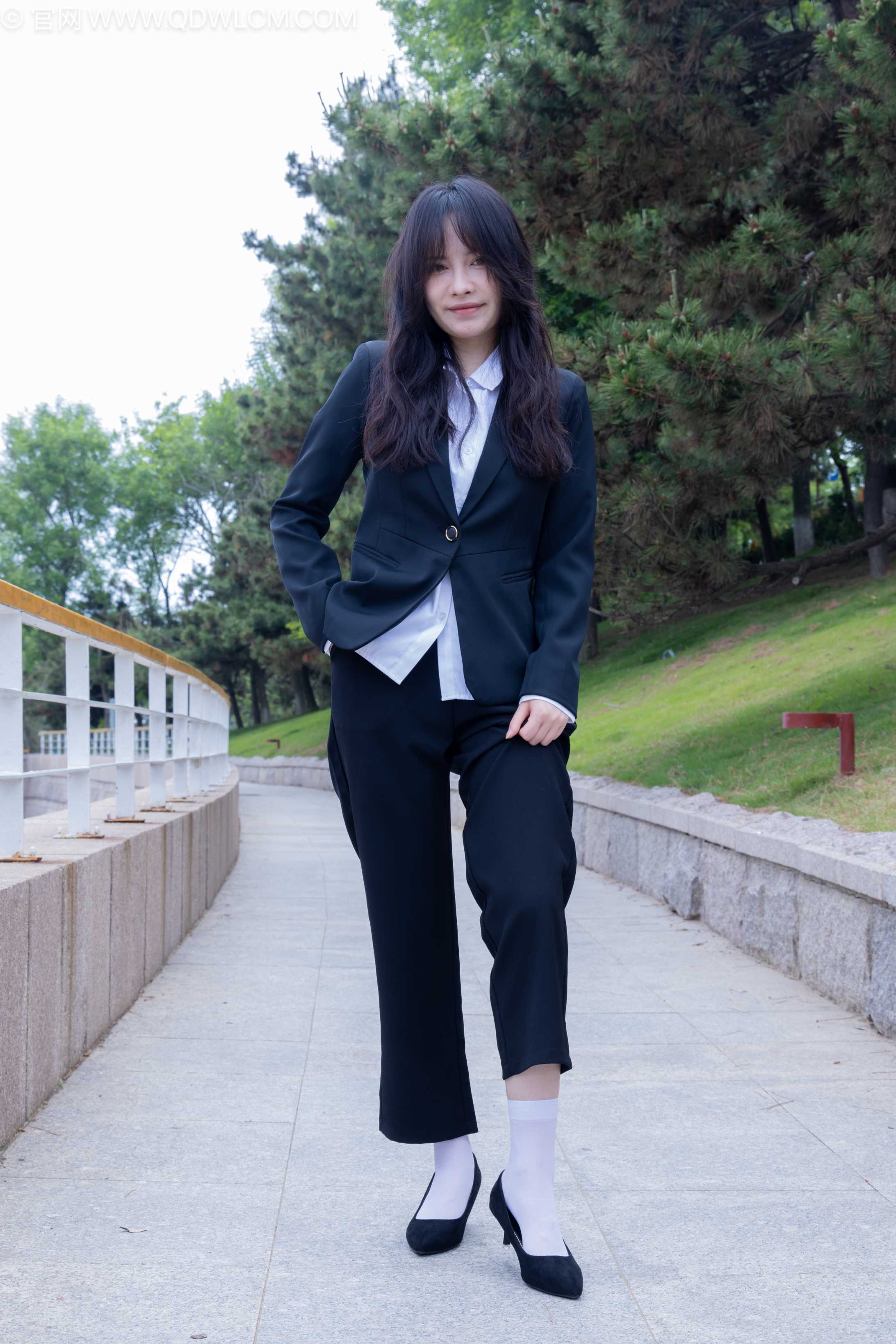 物恋传媒 NO.2238 小酒-高跟鞋、短白丝、ol制服户外[230P-1V-6.94G]