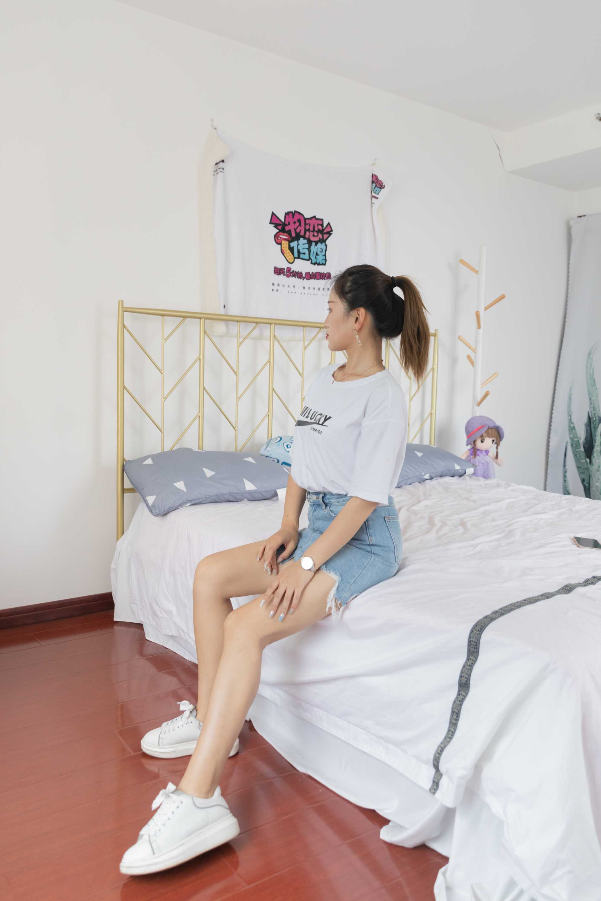 物恋传媒 NO.832 艾米-灯火里的时光 [142P+1V／4.60GB]