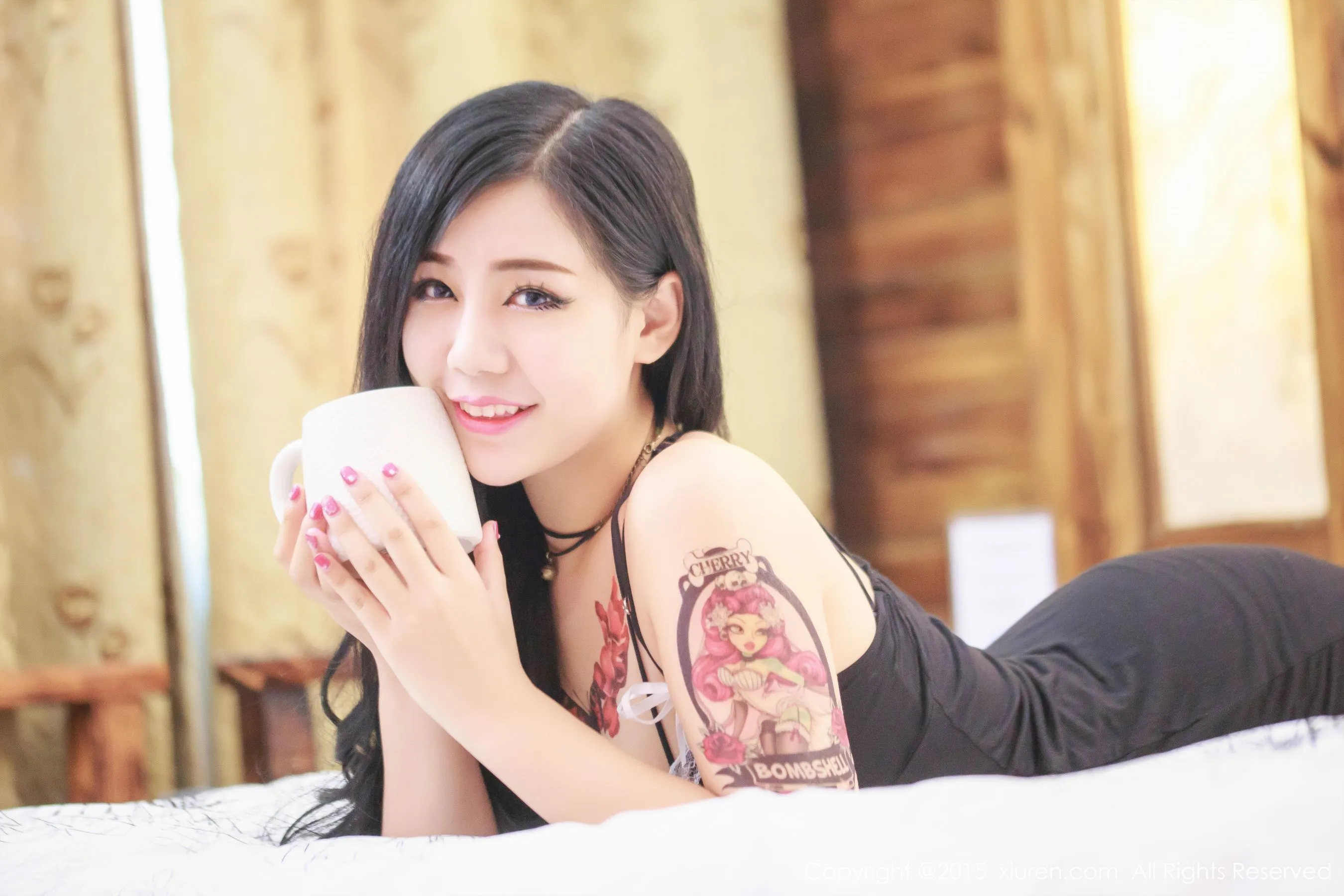 天津妹子旭旭《性感的吊带小睡衣》 秀人网 No.356