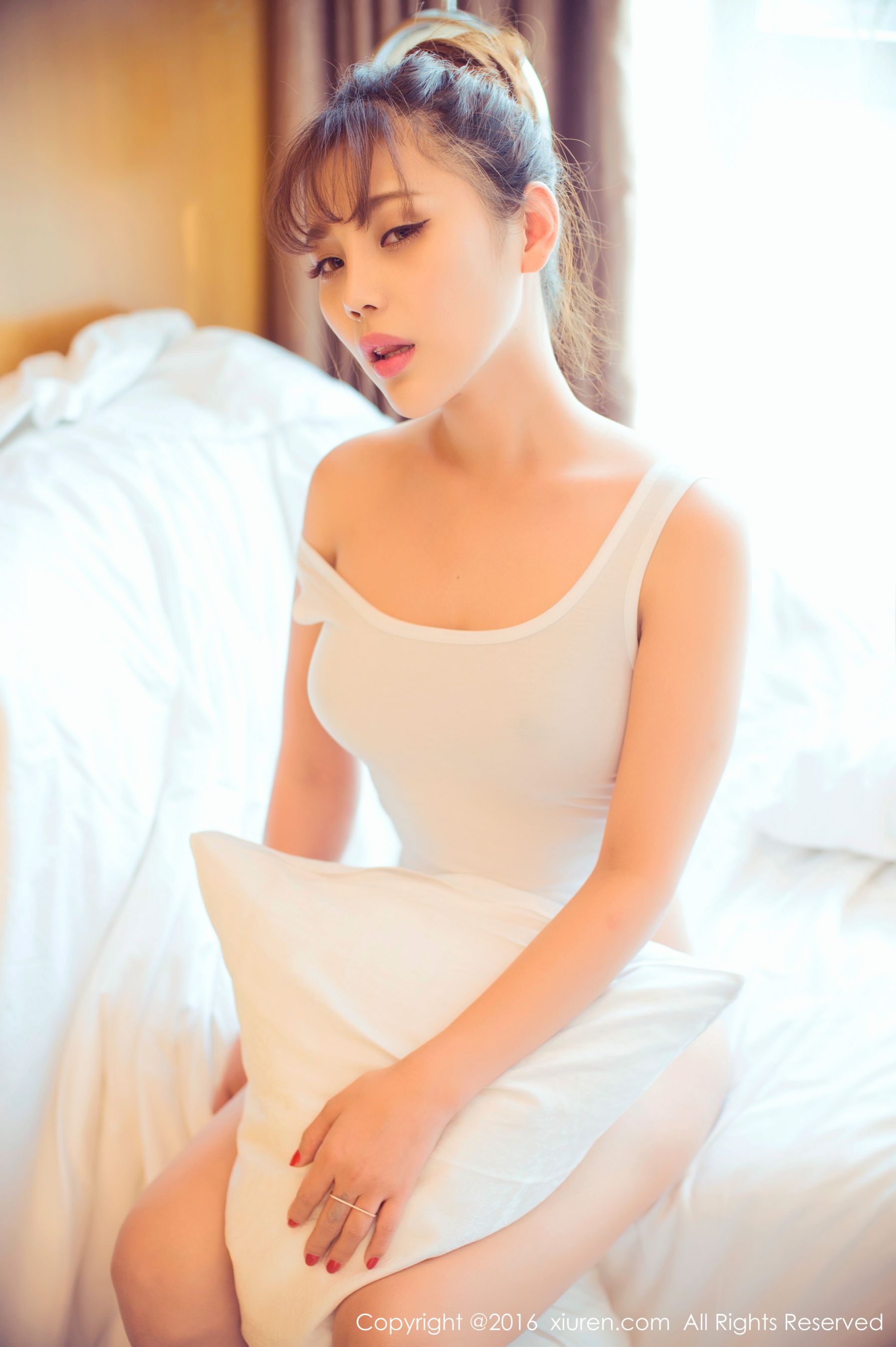 周予然《高叉泳衣、爆乳内衣、高跟美腿、白色超短工字背心装》 秀人网 No.633
