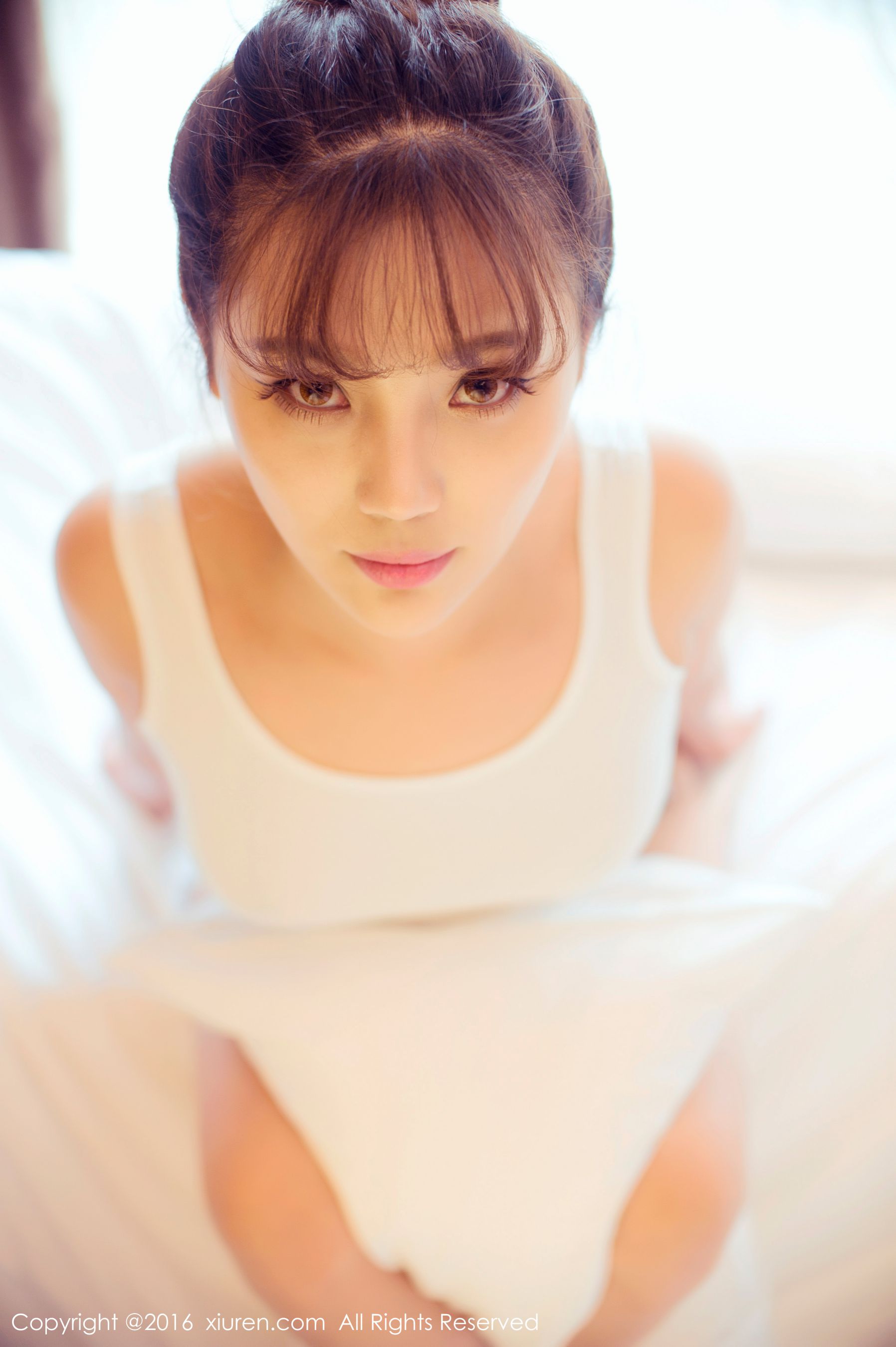 周予然《高叉泳衣、爆乳内衣、高跟美腿、白色超短工字背心装》 秀人网 No.633