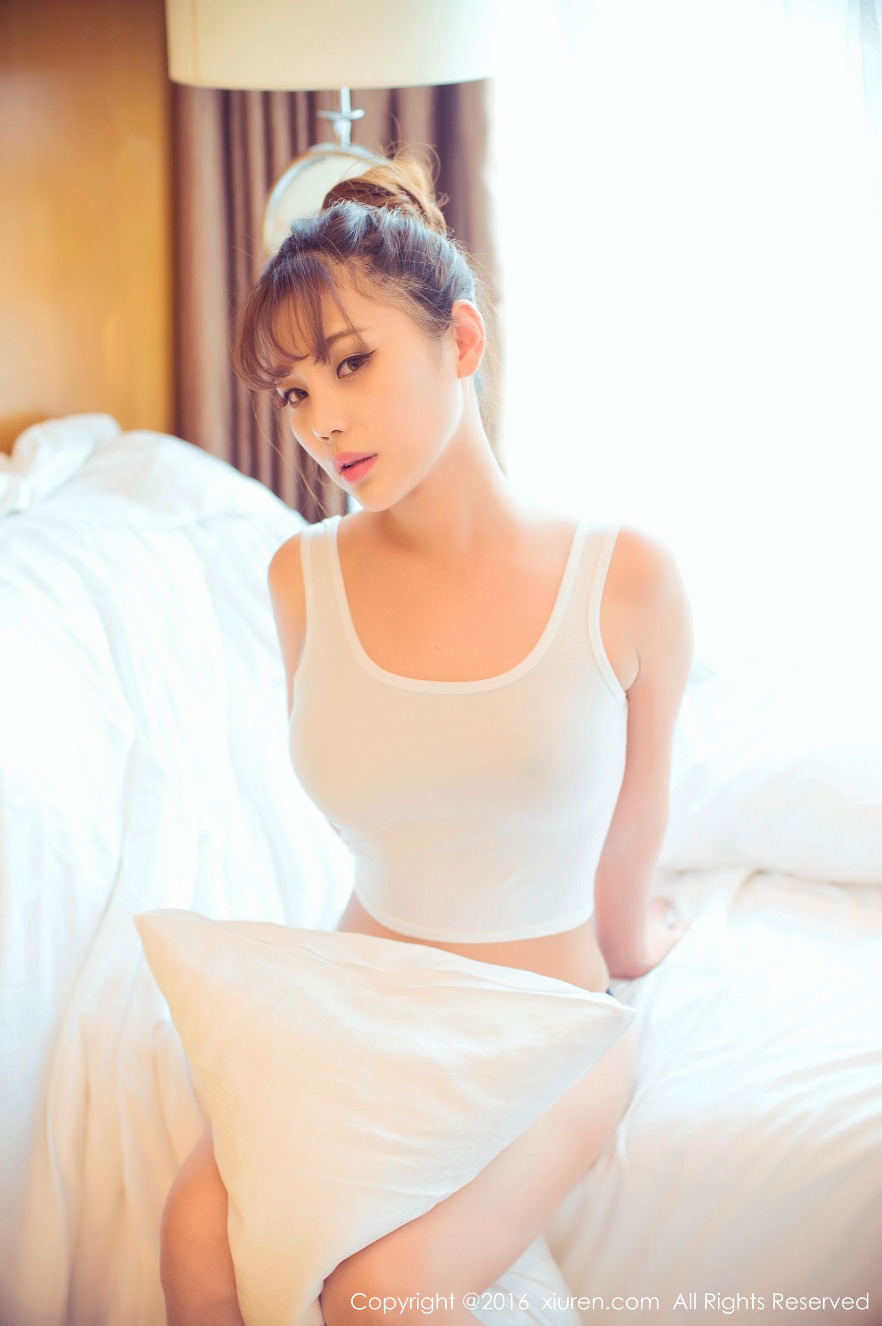 周予然《高叉泳衣、爆乳内衣、高跟美腿、白色超短工字背心装》 秀人网 No.633