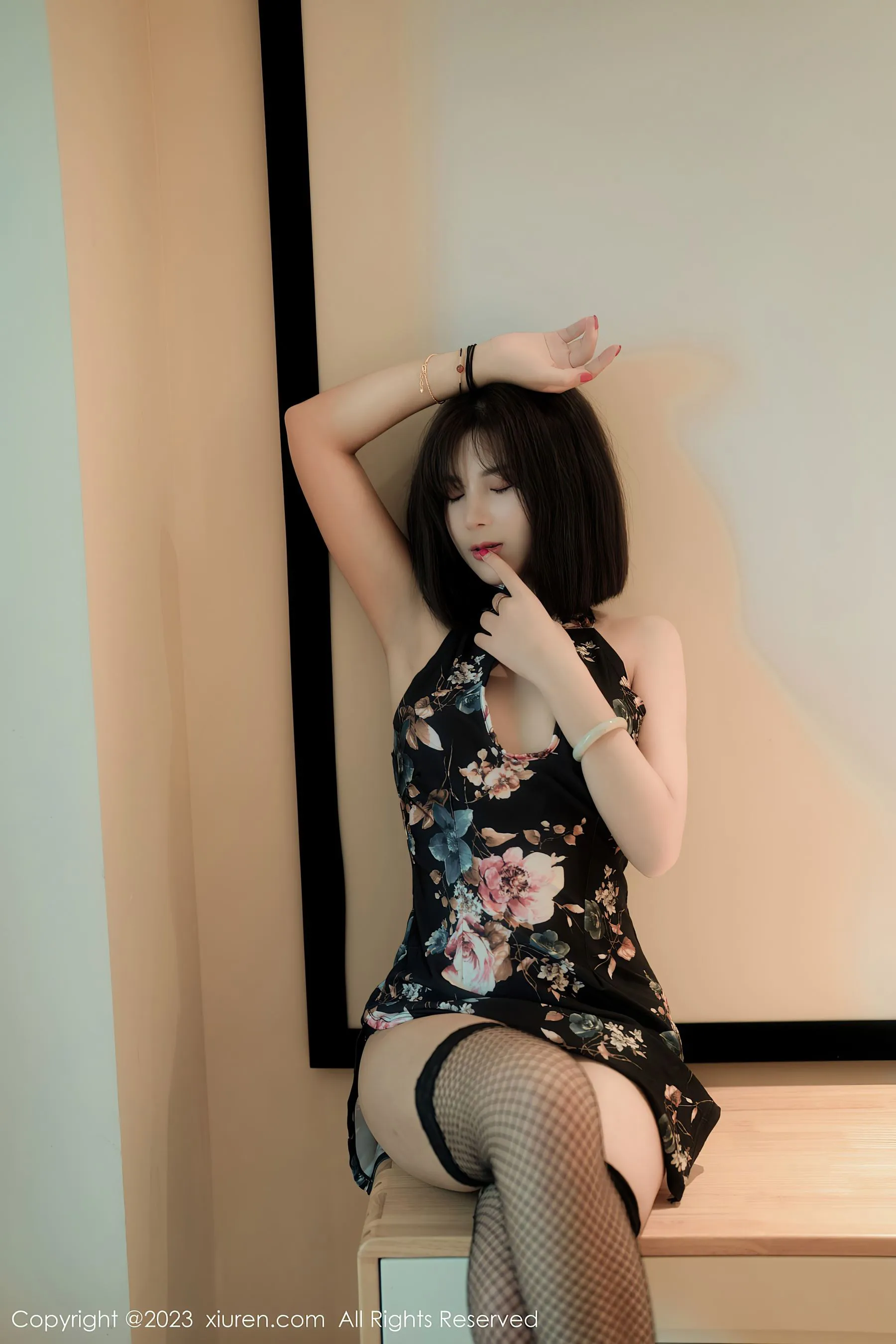秀人网 No.6692 徐甜心 黑丝美腿