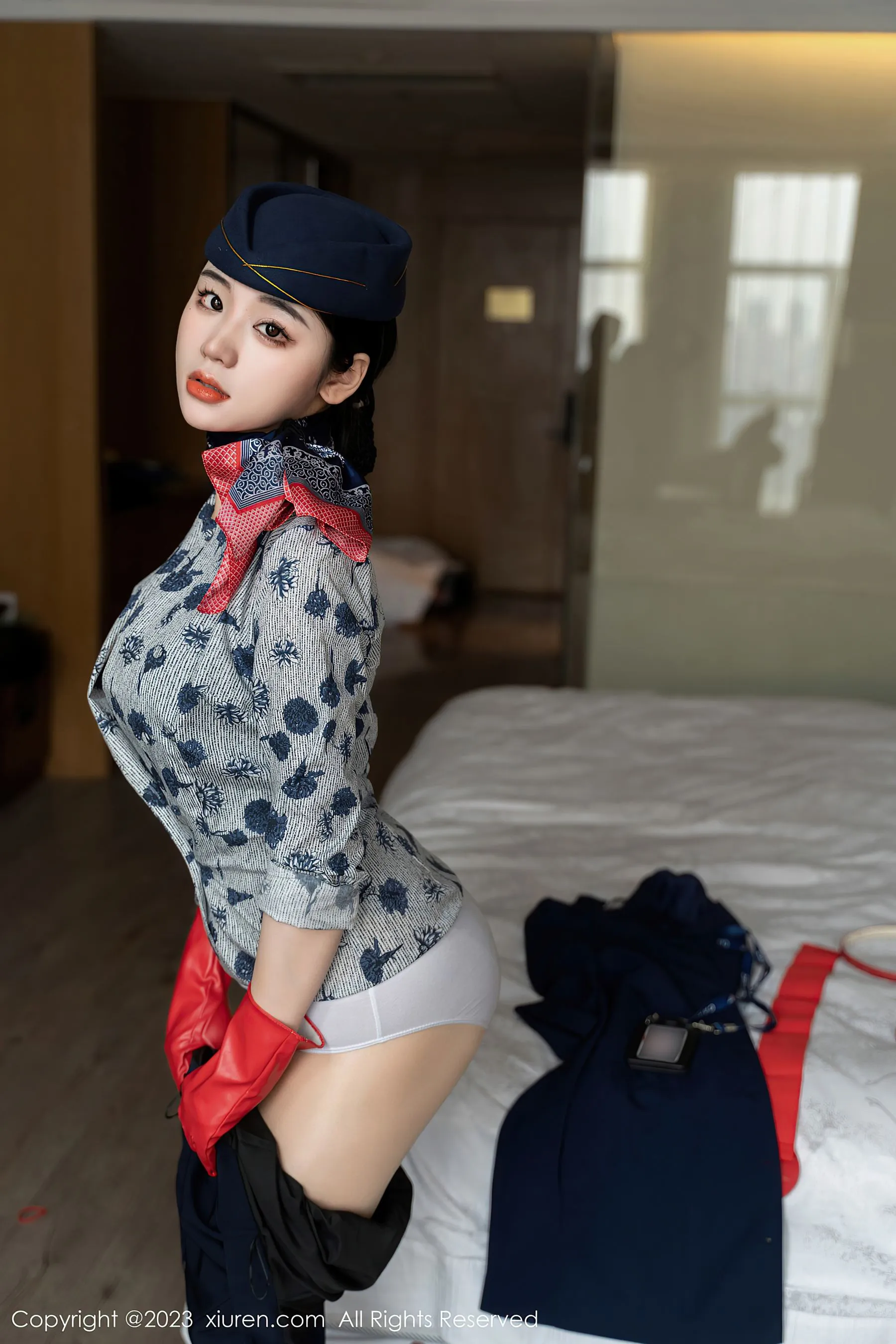 秀人网 No.6790 汐汐爱吃草莓 制服美臀