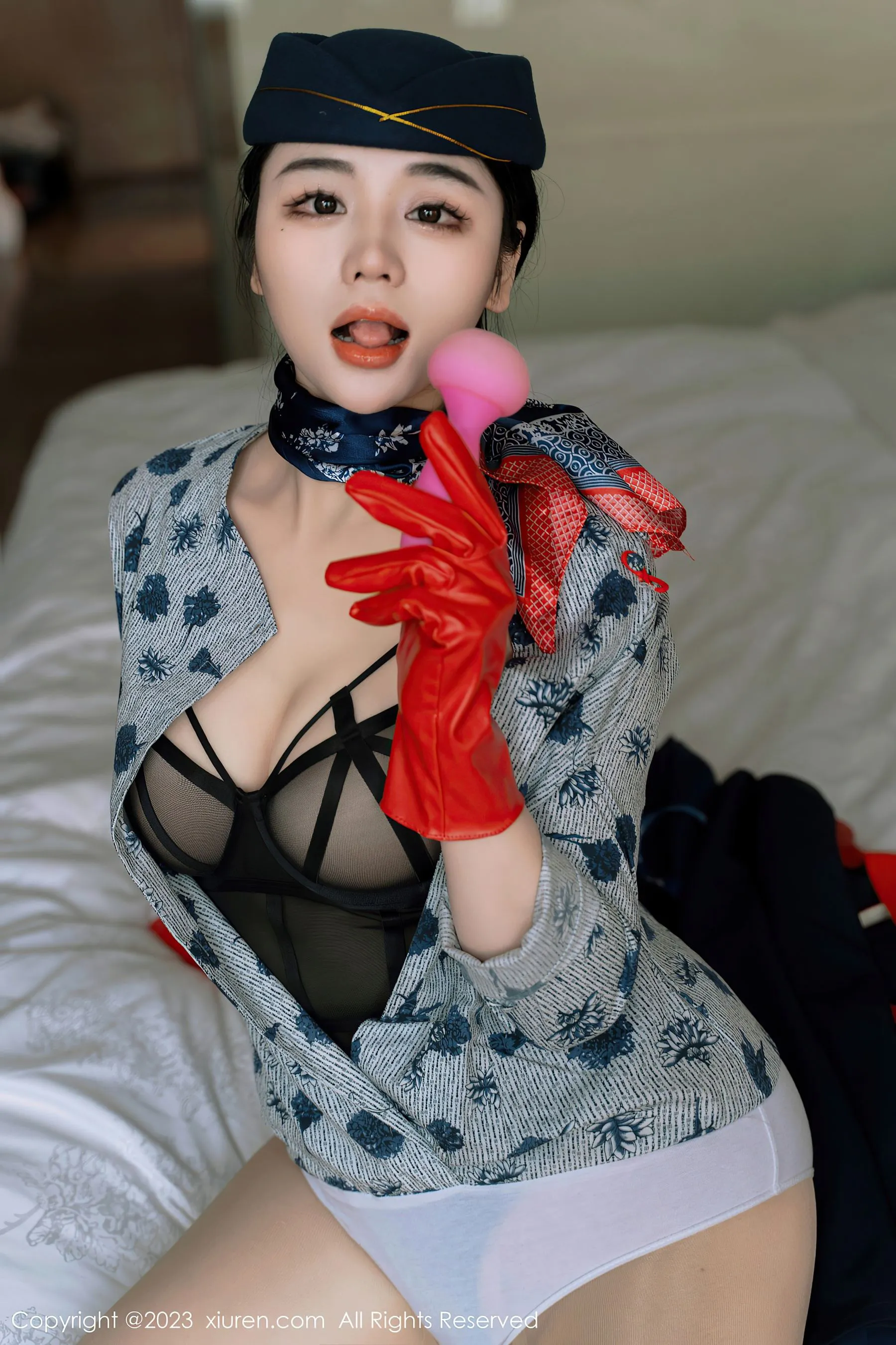 秀人网 No.6790 汐汐爱吃草莓 制服美臀