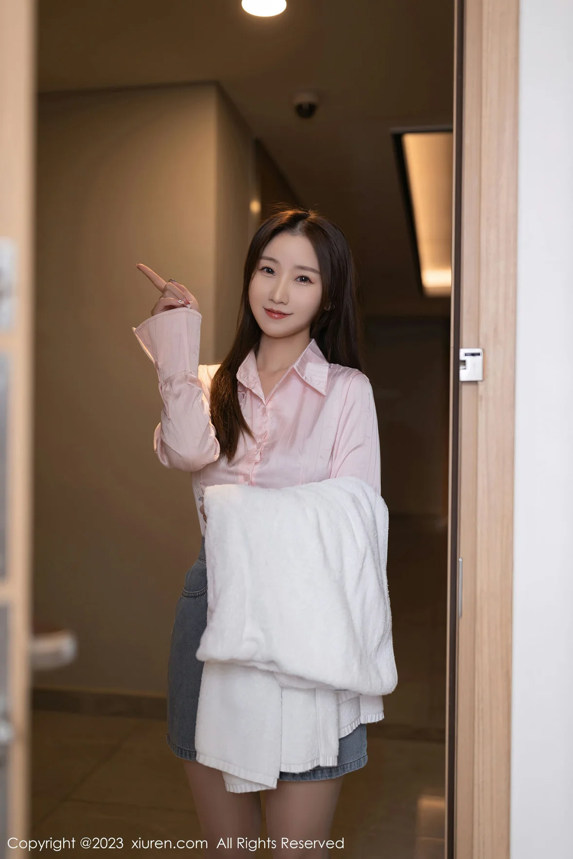 XiuRen 秀人 No.6832 主题“向邻居借水” 杏子Yada 性感写真 [80P]