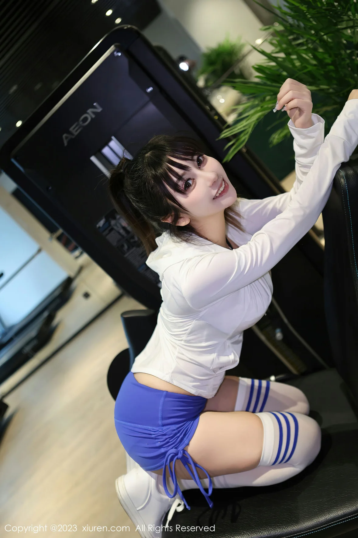 XiuRen 秀人 No.6909 夏希 白色长筒袜性感写真 [65P]