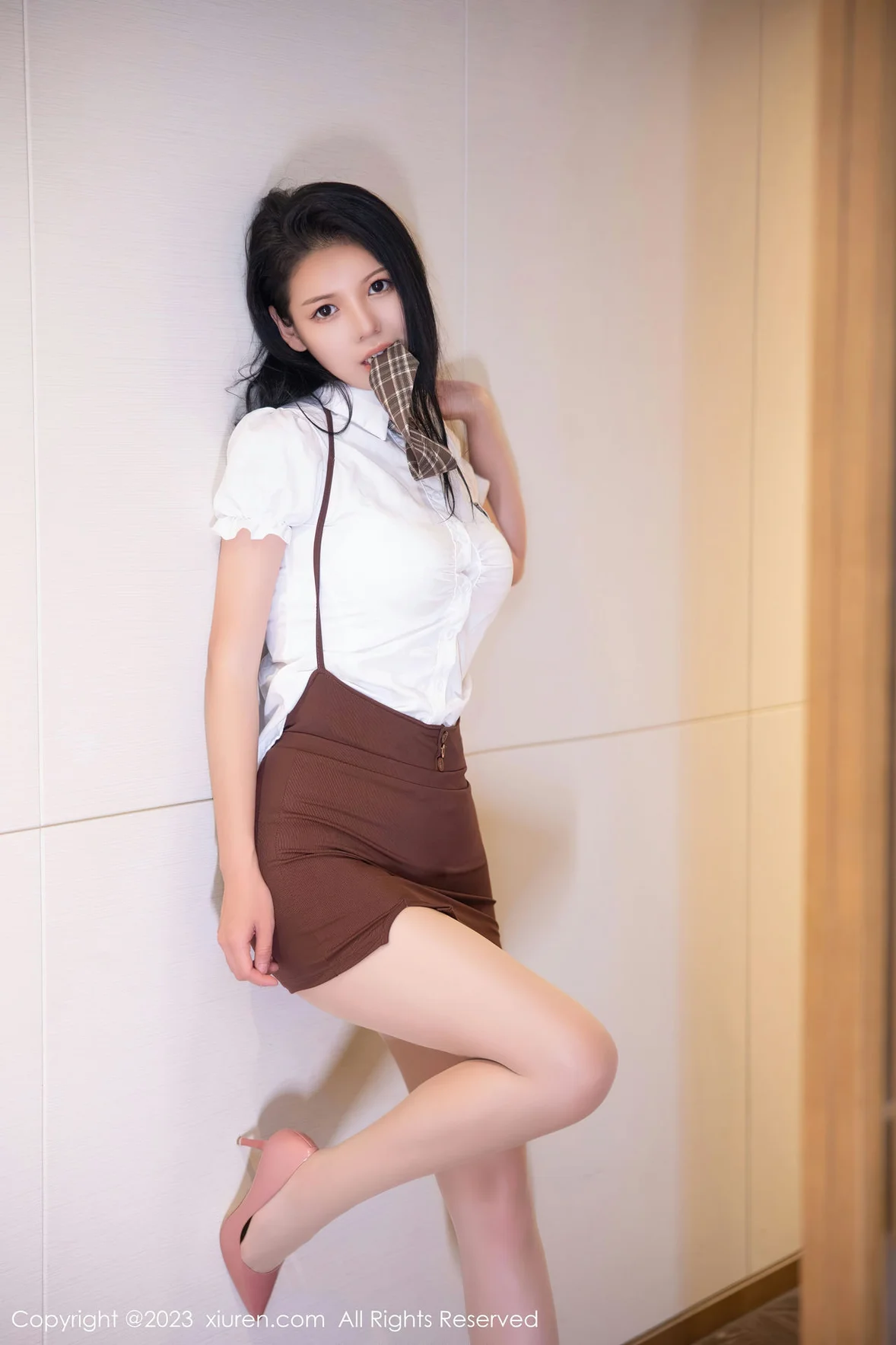 XiuRen 秀人 No.6917 大美妞儿 咖啡色短裙性感写真 [86P]