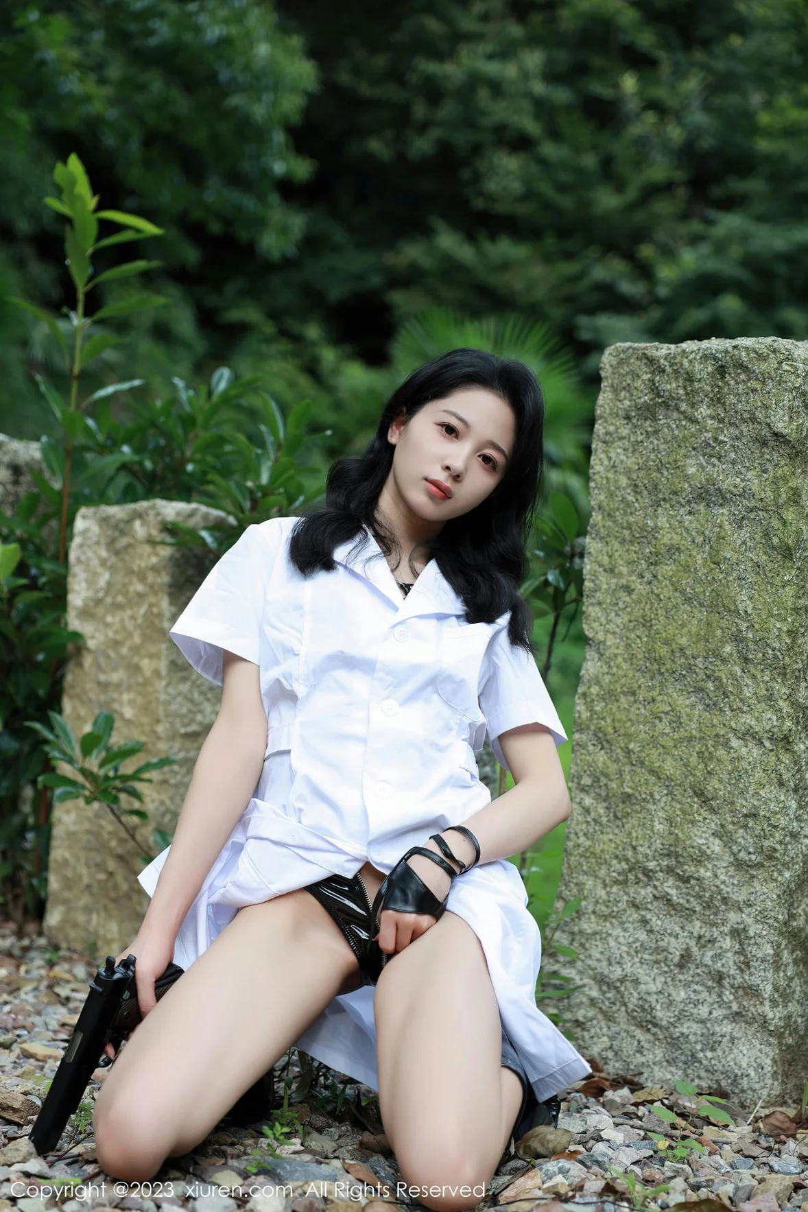 XiuRen 秀人 No.7061 糖豆sisi 野外白色外衣性感写真 [55P]
