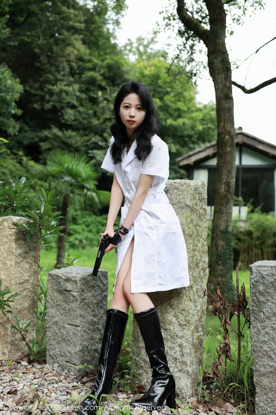 XiuRen 秀人 No.7061 糖豆sisi 野外白色外衣性感写真 [55P]