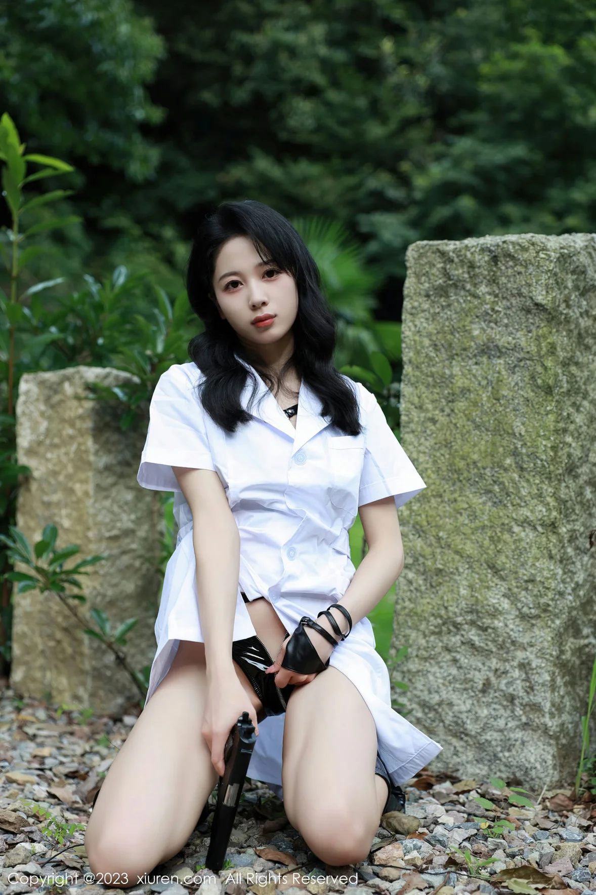 XiuRen 秀人 No.7061 糖豆sisi 野外白色外衣性感写真 [55P]
