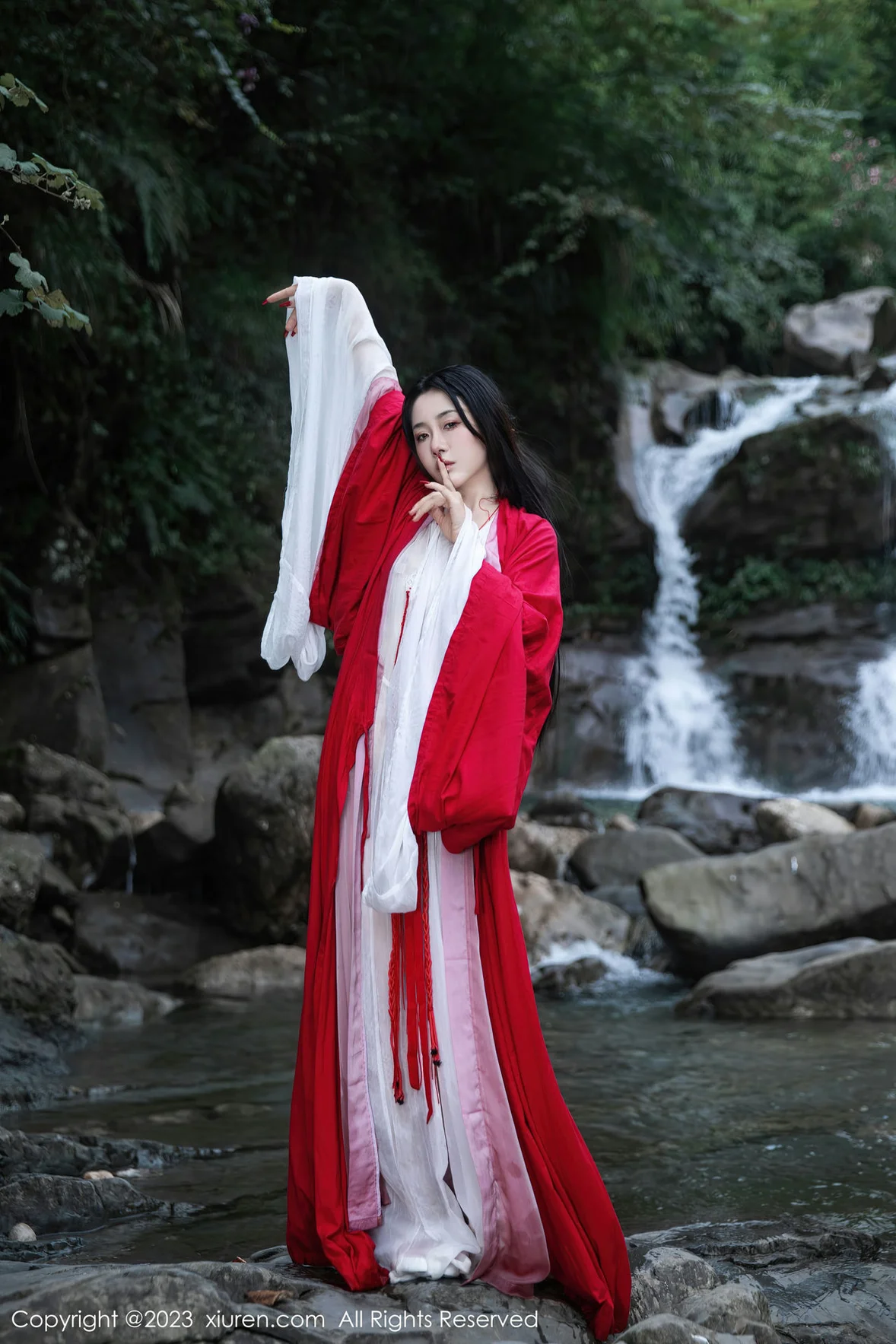 XiuRen 秀人 No.7295 严利娅Yuliya 户外诱惑红色古装性感写真 [90P]
