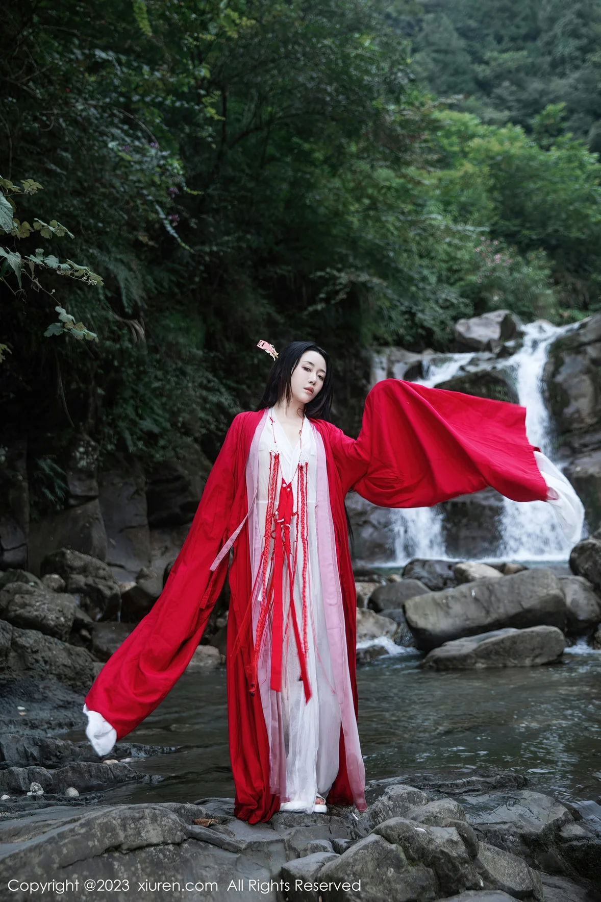 XiuRen 秀人 No.7295 严利娅Yuliya 户外诱惑红色古装性感写真 [90P]