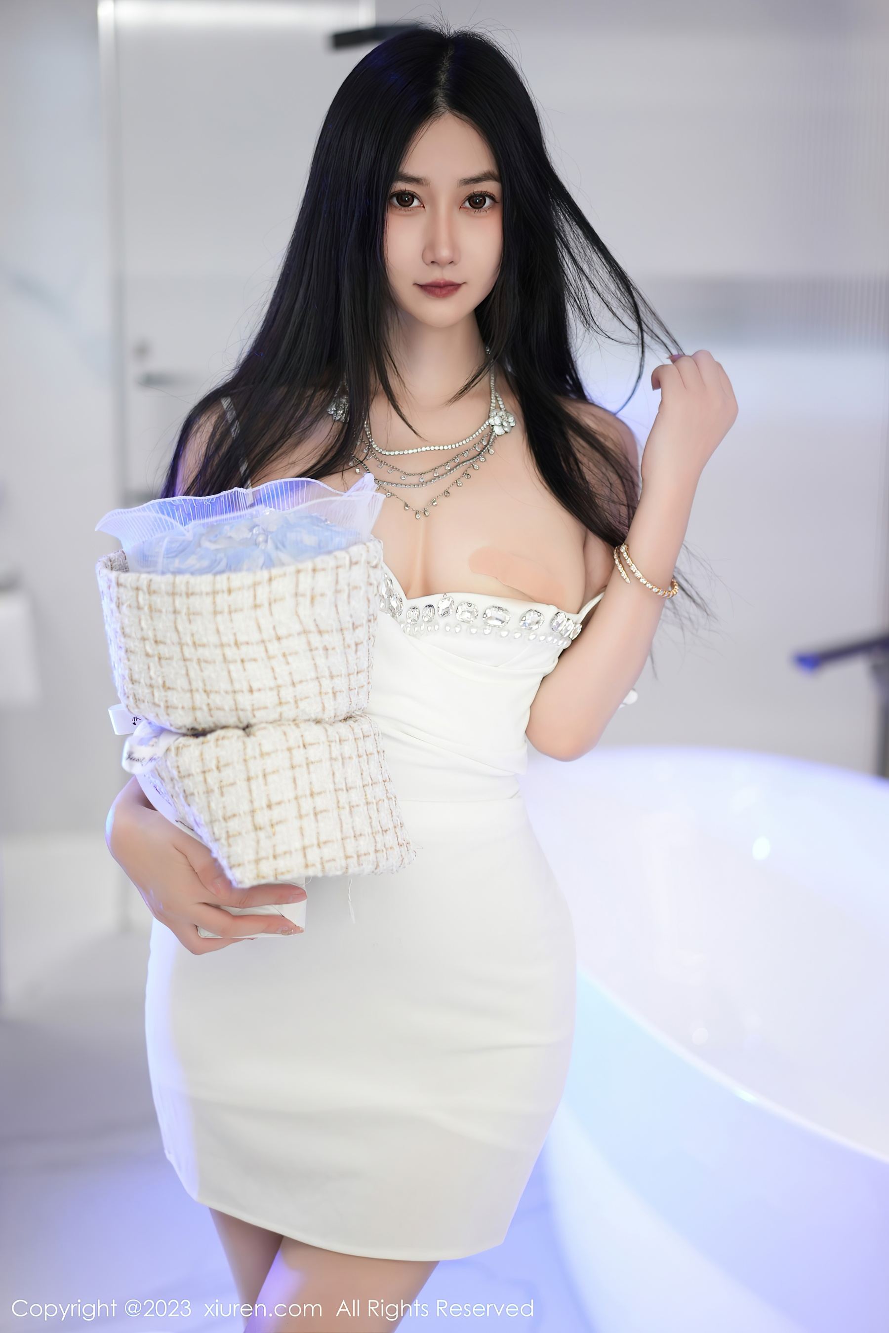 XiuRen 秀人 No.7447 laura阿姣 丰腴美腿