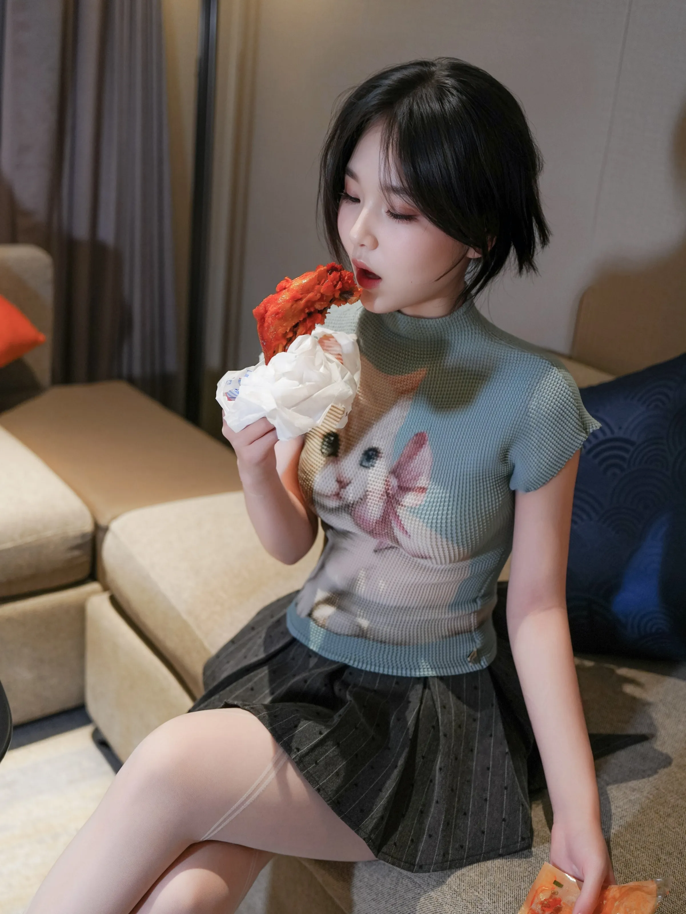 XiuRen 内购版 No.10830 汁汁 爱吃鸡腿的姑娘 [77P]